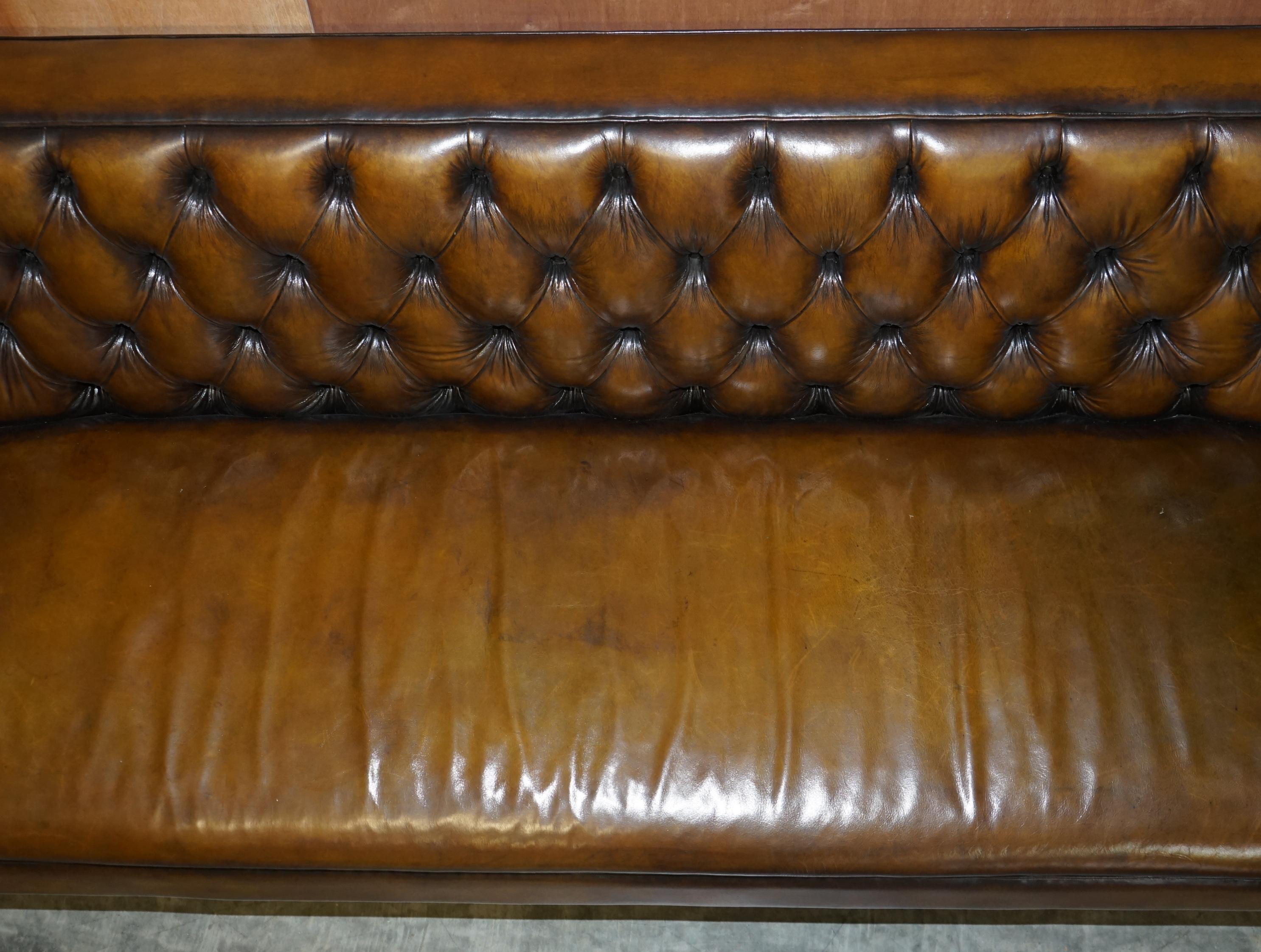 Grand banc pour canapé en cuir marron Chesterfield restauré et teint à la main, grand modèle en vente 2