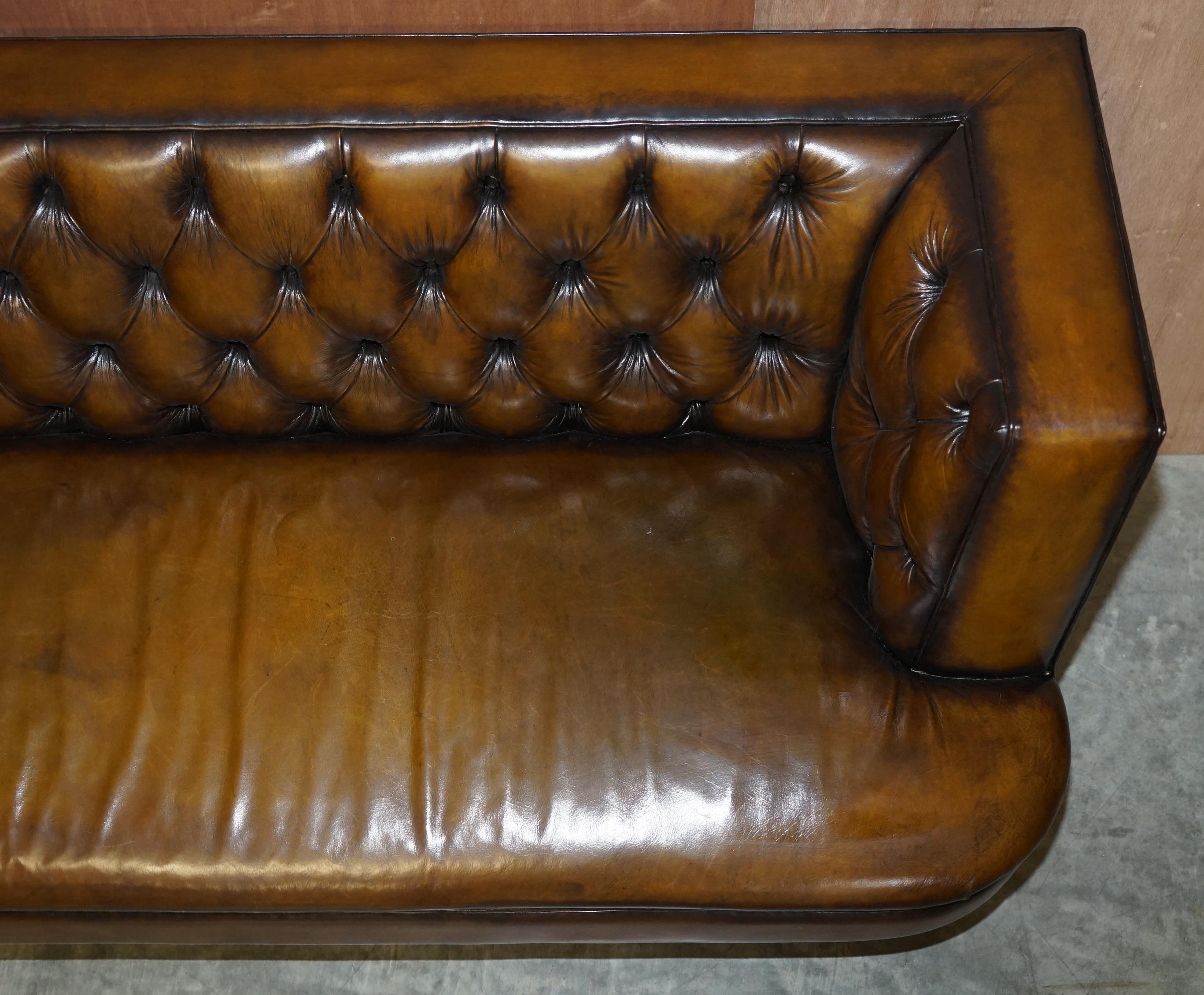 Grand banc pour canapé en cuir marron Chesterfield restauré et teint à la main, grand modèle en vente 2