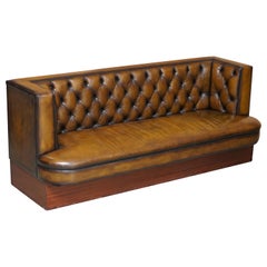 Grand banc pour canapé en cuir marron Chesterfield restauré et teint à la main, grand modèle