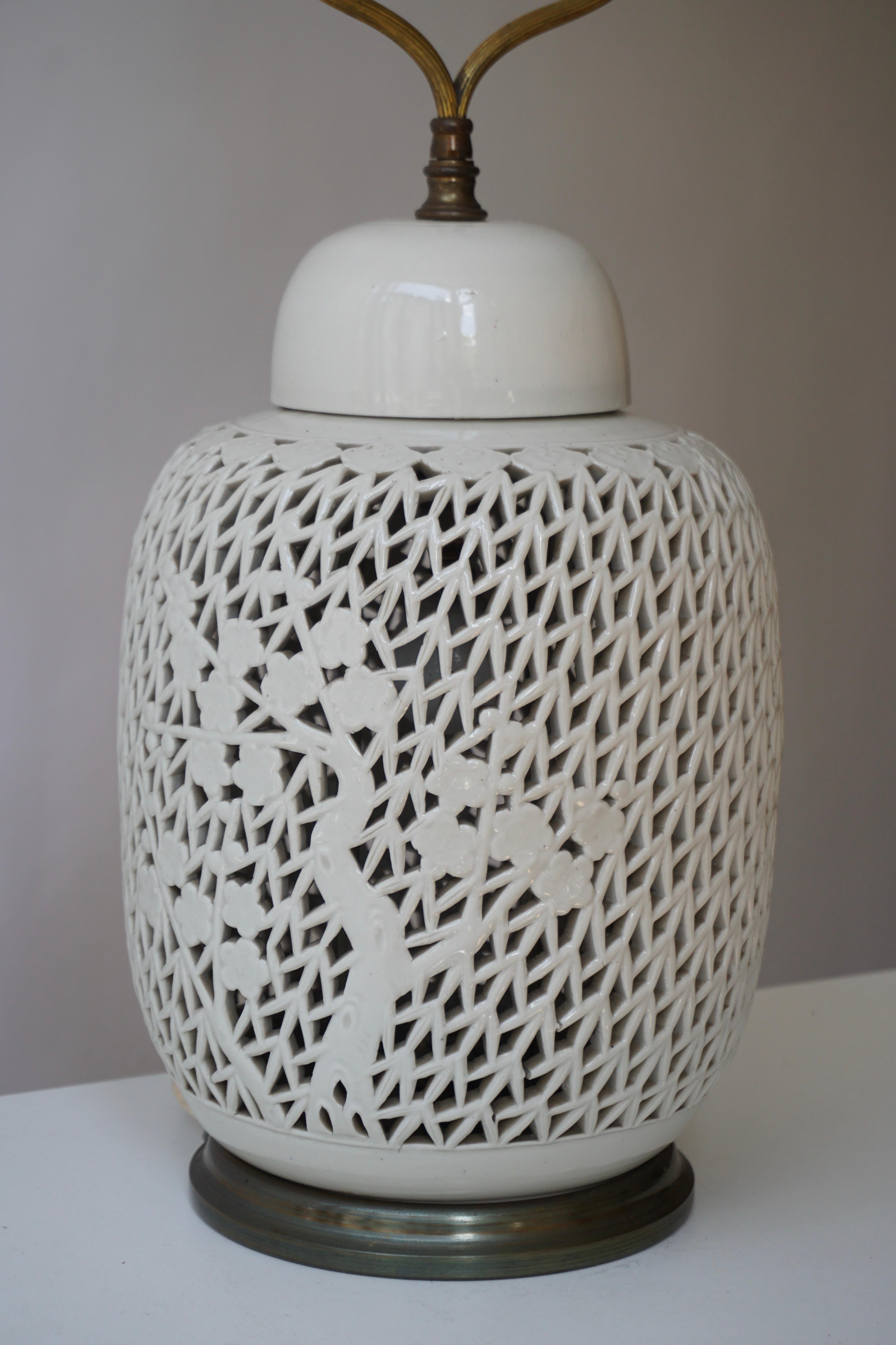 Grande lampe de table réticulée en porcelaine Blanc De Chine Bon état - En vente à Antwerp, BE