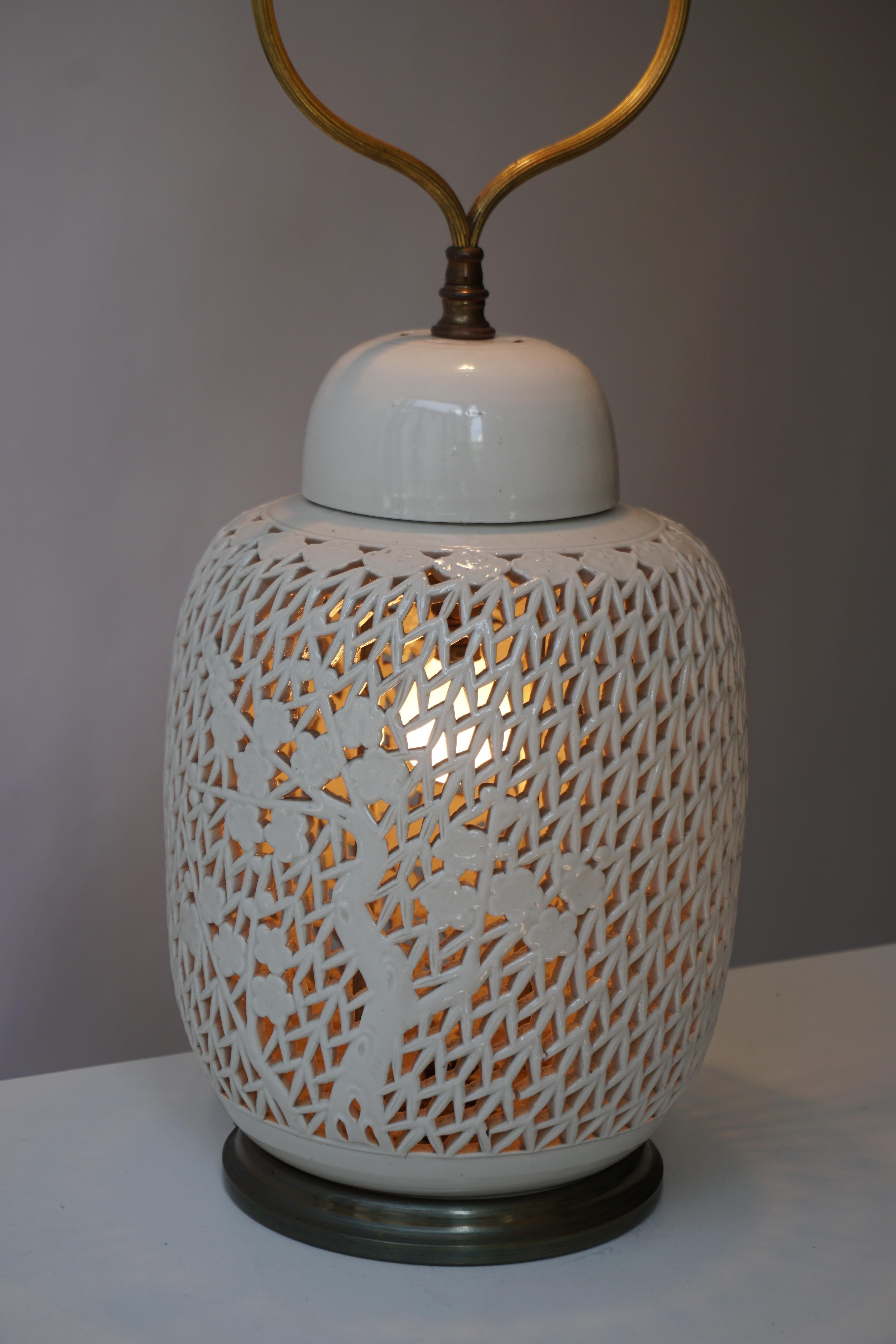 20ième siècle Grande lampe de table réticulée en porcelaine Blanc De Chine en vente