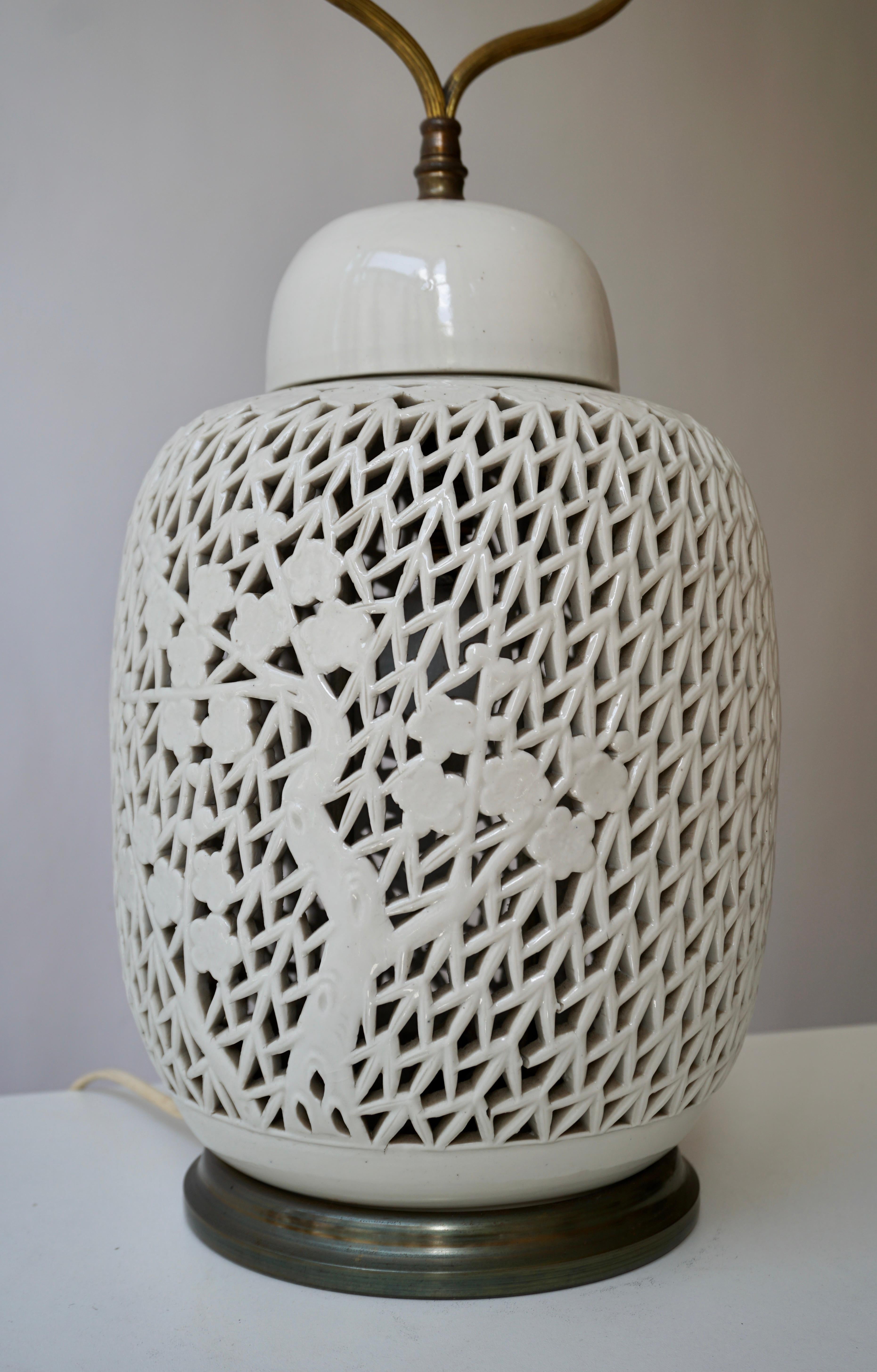 Laiton Grande lampe de table réticulée en porcelaine Blanc De Chine en vente