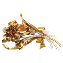 Spilla a fiore retrò grande in oro 18k e platino, rubino e diamante