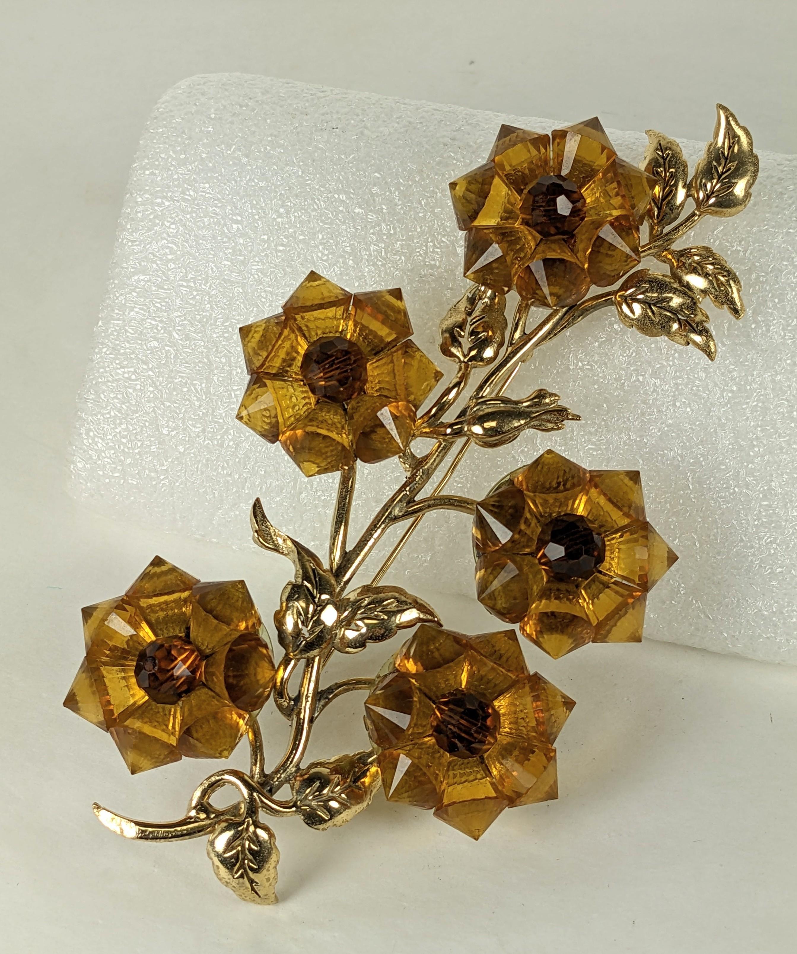 Massive Retro Topaz Briolette Flower Spray de los años 40. Asombroso diseño de hojas doradas con 5 racimos de flores de cuentas briolette de cristal topacio. Posiblemente fabricado por Eisenberg. 6.5