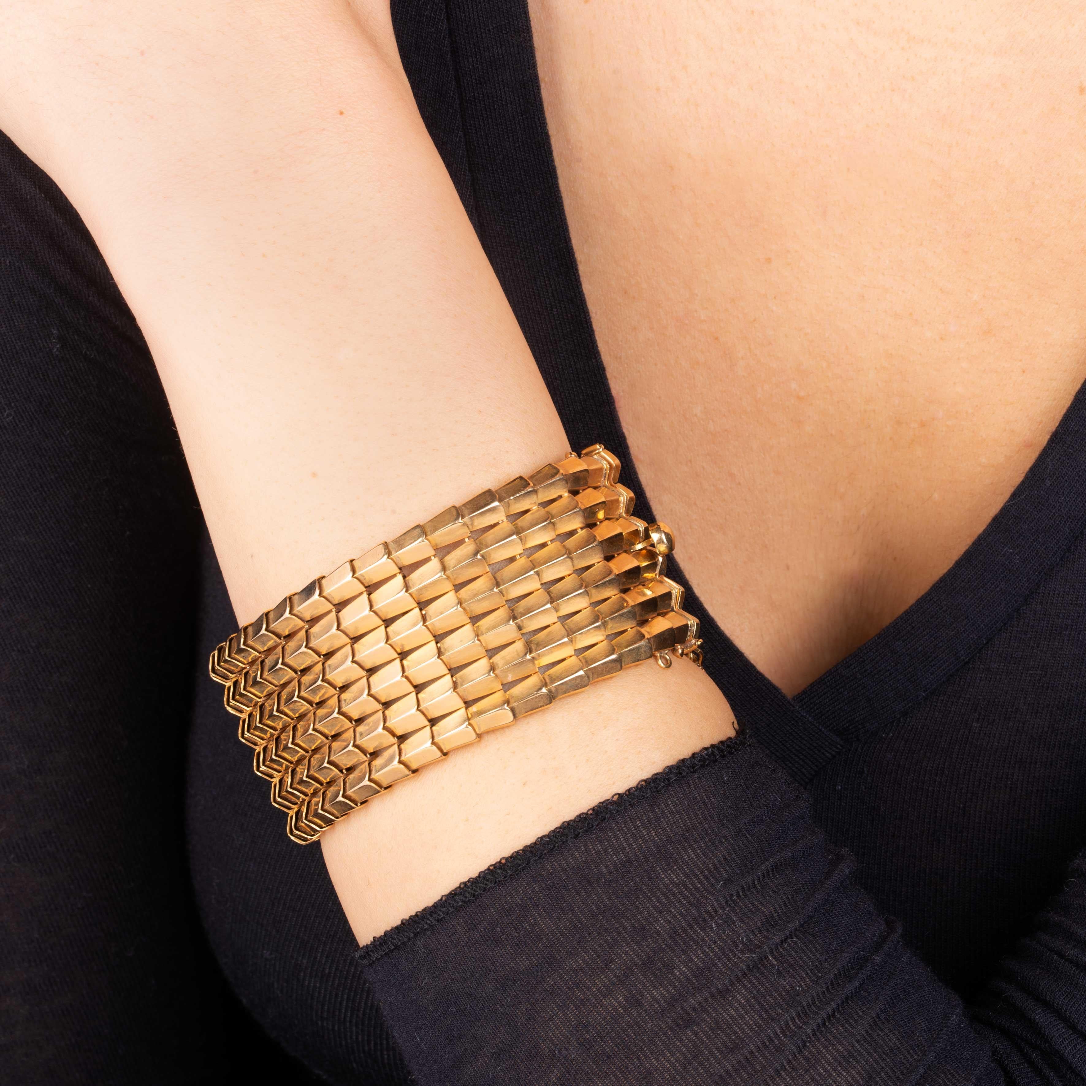 Wide Band Bracelet in 18kt yellow gold, made of soft mesh, 750 and manufacturer's hallmarks, length. cm 20, gr. 110