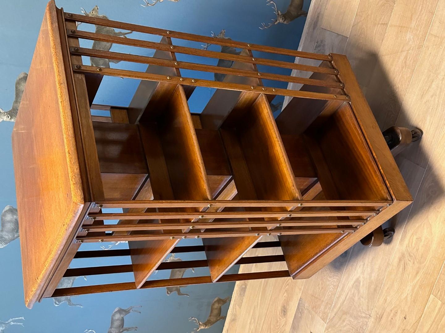 Beautiful and very solid large walnut book mill in completely original and good condition. Book mill with cast iron base. Standing on porcelain wheels. Beautiful and functional.

Origin: England, ca. 1880-1900
Size: 60cm x 60cm x 120cm
Maker: Maple