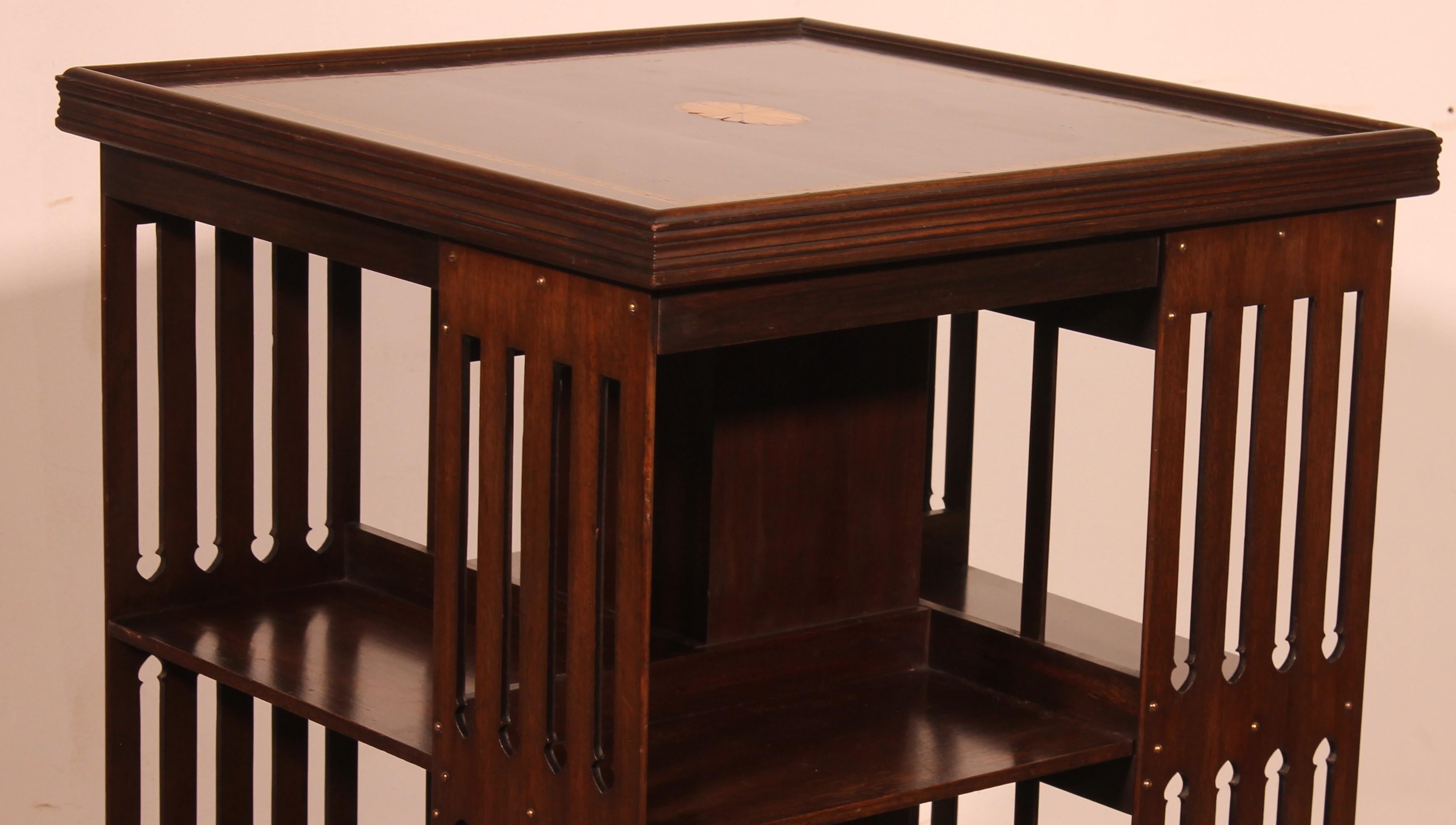 Large revolving bookcase in mahogany from the 19th century with inlays.
Lovely revolving bookcase which is larger than usual bookcases which allows you to put large books.
It has a lovely top with a medallion and a lemon and pear wood fillet.
Very