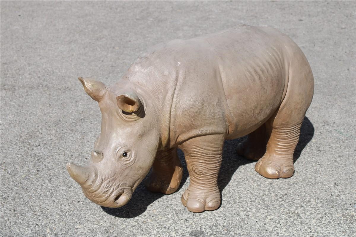 Grande sculpture de rhinocéros en résine des années 1990.