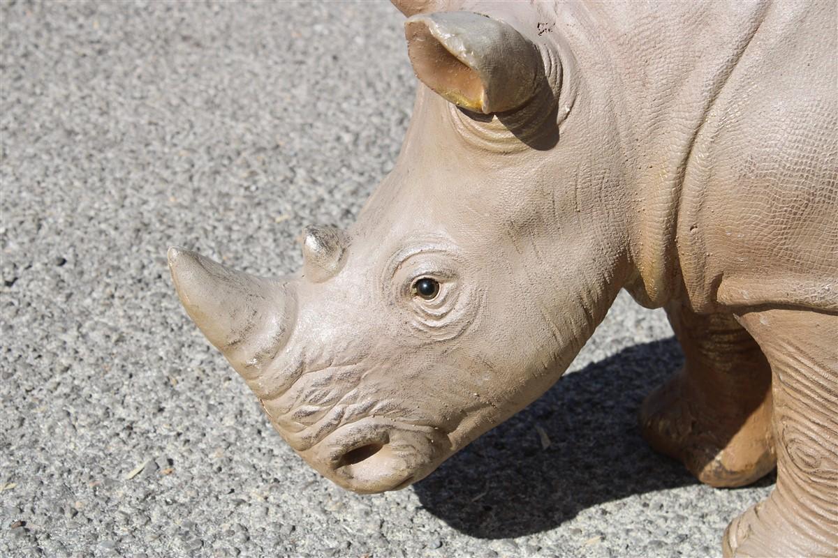 Moderne Grande sculpture de rhinocéros en résine des années 1990 en vente