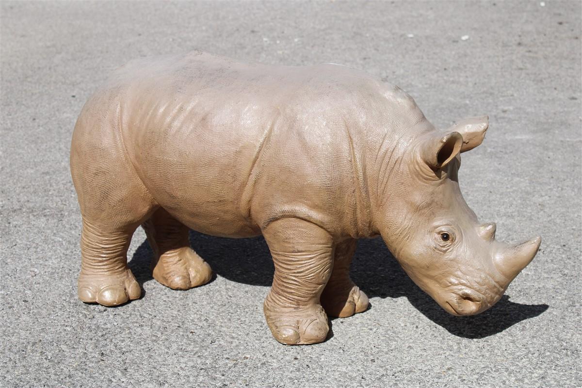 Grande sculpture de rhinocéros en résine des années 1990 en vente 1