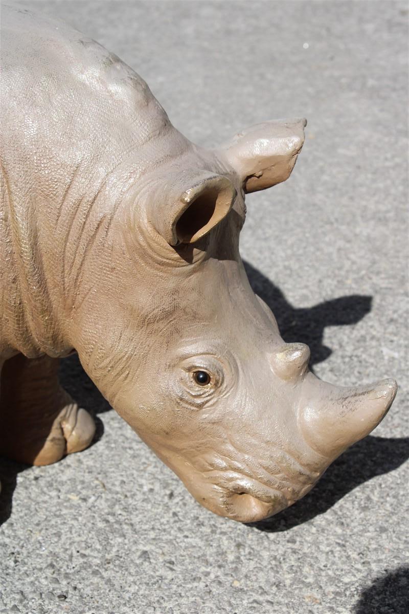 Grande sculpture de rhinocéros en résine des années 1990 en vente 2