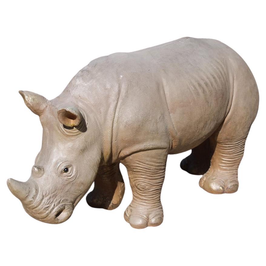 Grande sculpture de rhinocéros en résine des années 1990
