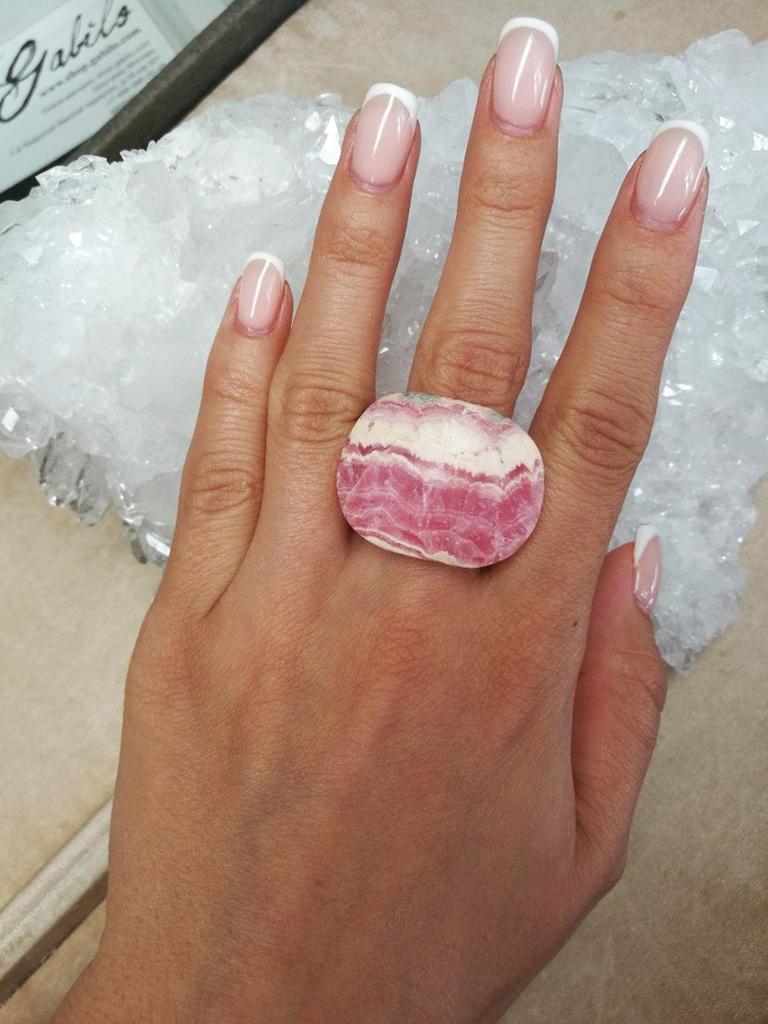 Artisan Large Rhodochrosite Solid Ring Patterned Pink Argentinian Healing jewelry For Sale