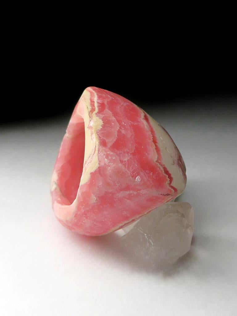 Large Rhodochrosite Solid Ring Patterned Pink Argentinian Healing jewelry In New Condition For Sale In Berlin, DE