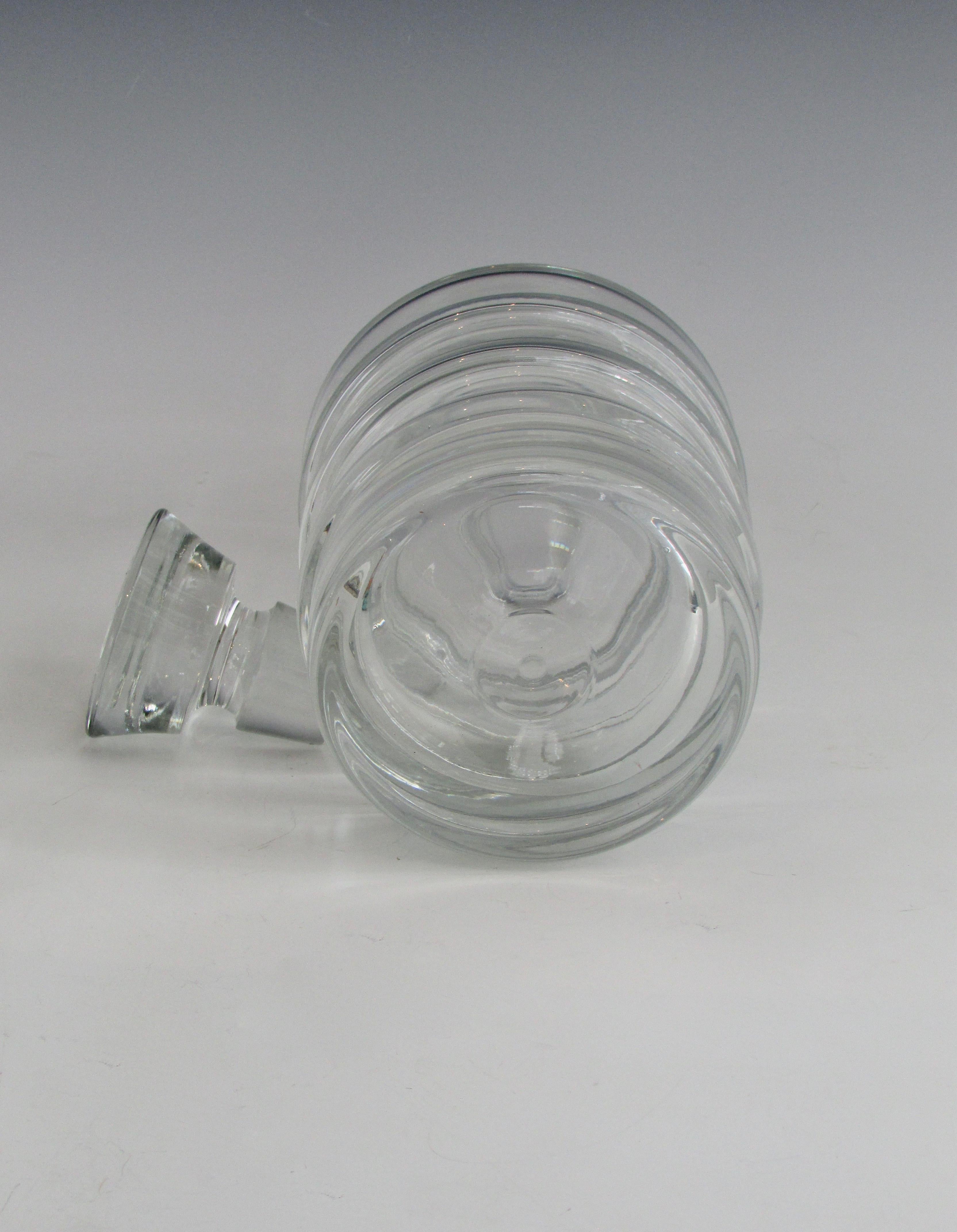 carafe ancienne en verre avec bouchon