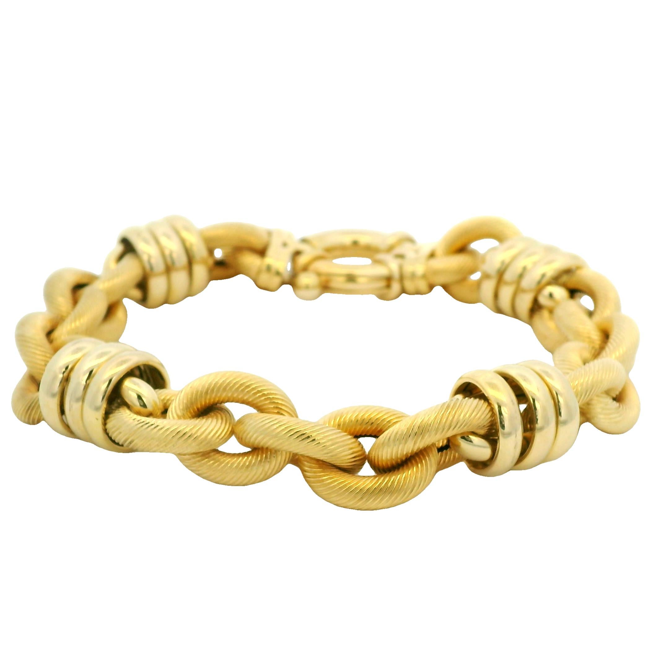 18k Gelbgold Großes geripptes ineinandergreifendes Gliederarmband

Geripptes ineinandergreifendes Gliederarmband: Finden Sie mehr Nachlass und Vintage-Schmuck auf unserer Website! Wir kaufen seit mehr als 40 Jahren Schmuck über den Ladentisch! Wir