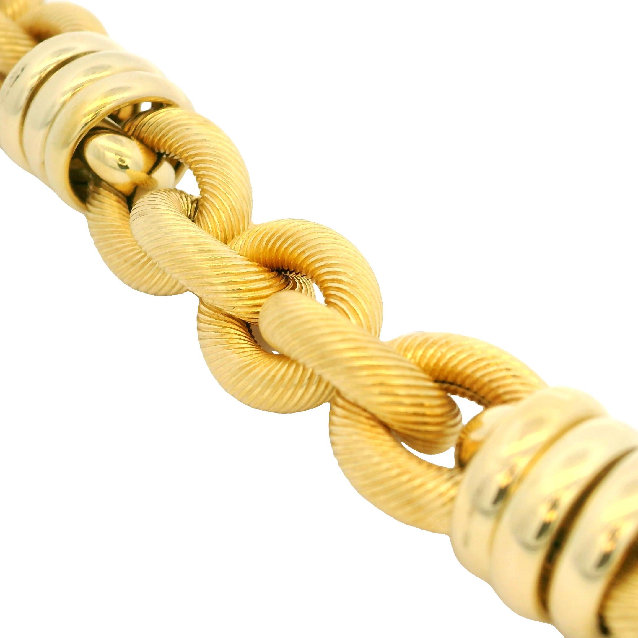 Großes geripptes ineinandergreifendes 18-karätiges Link-Armband Vorrätig Damen im Angebot