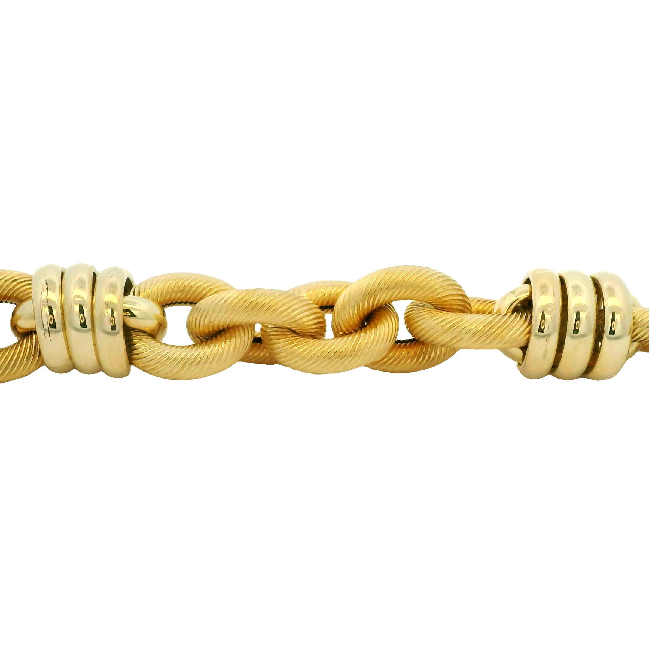 Großes geripptes ineinandergreifendes 18-karätiges Link-Armband Vorrätig im Angebot 3
