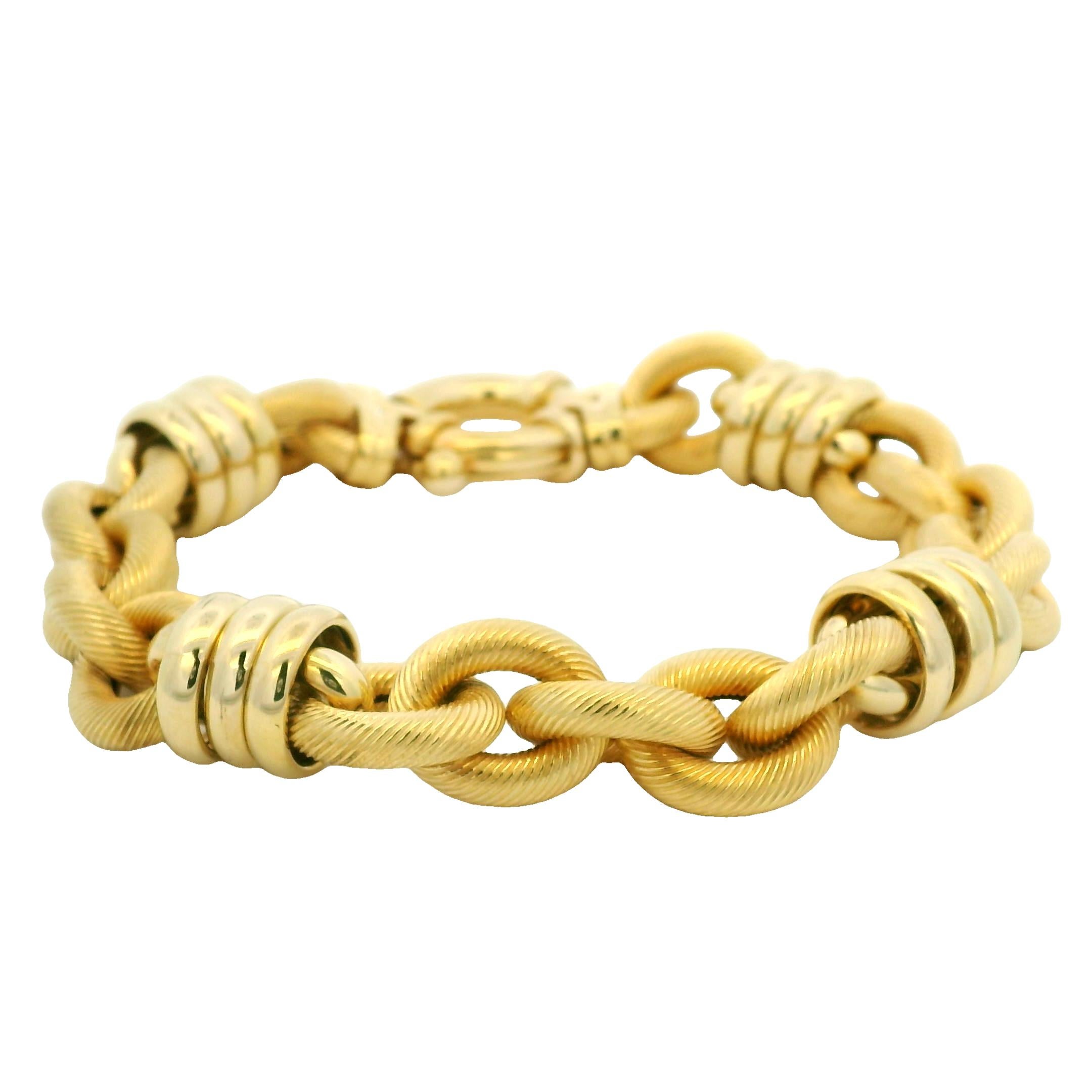 Großes geripptes ineinandergreifendes 18-karätiges Link-Armband Vorrätig im Angebot 4