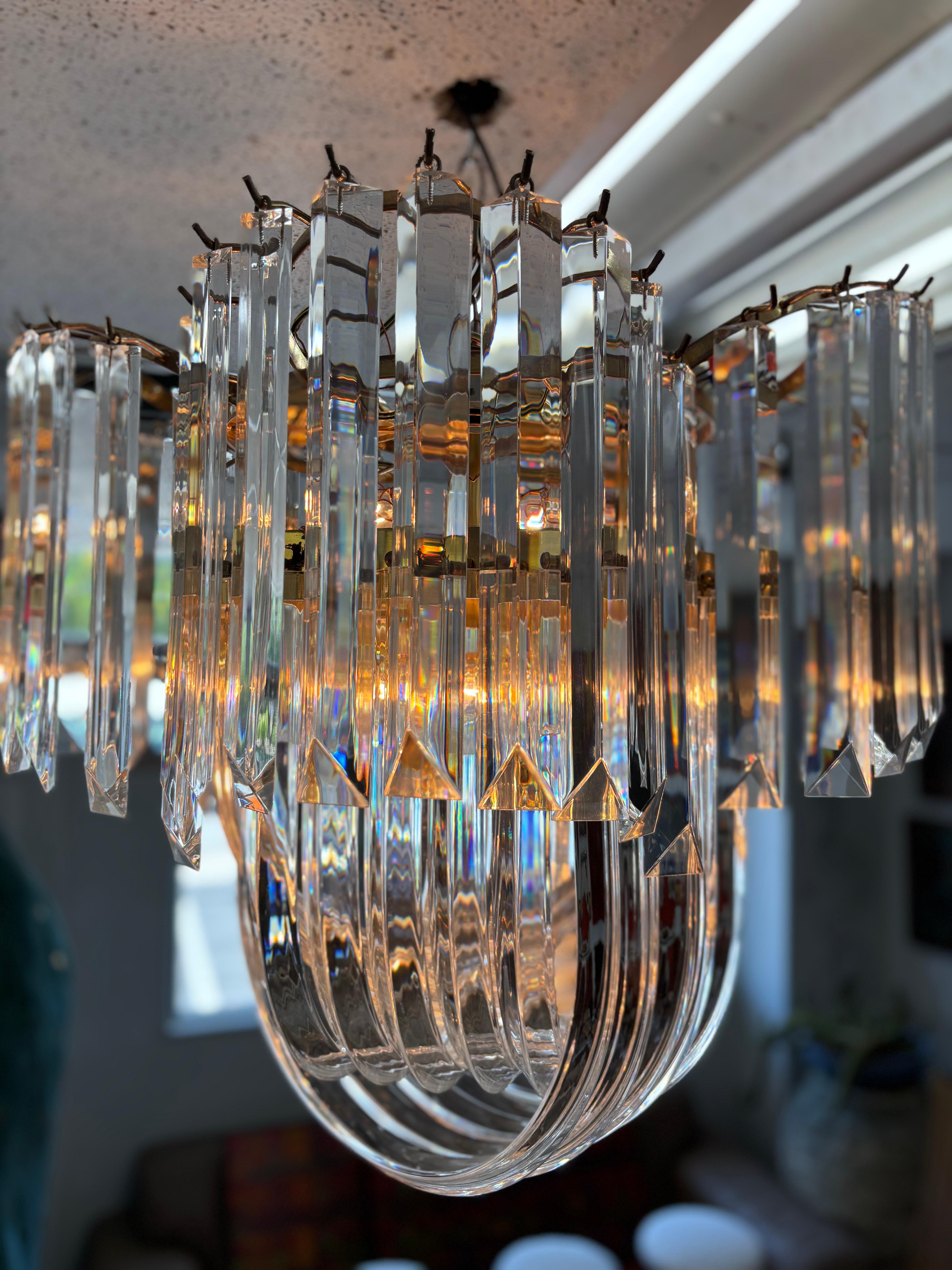 Grande chandlier a nastro in lucite, anni '70 circa, stile Hollywood Regency. 
Dimensioni: 19 