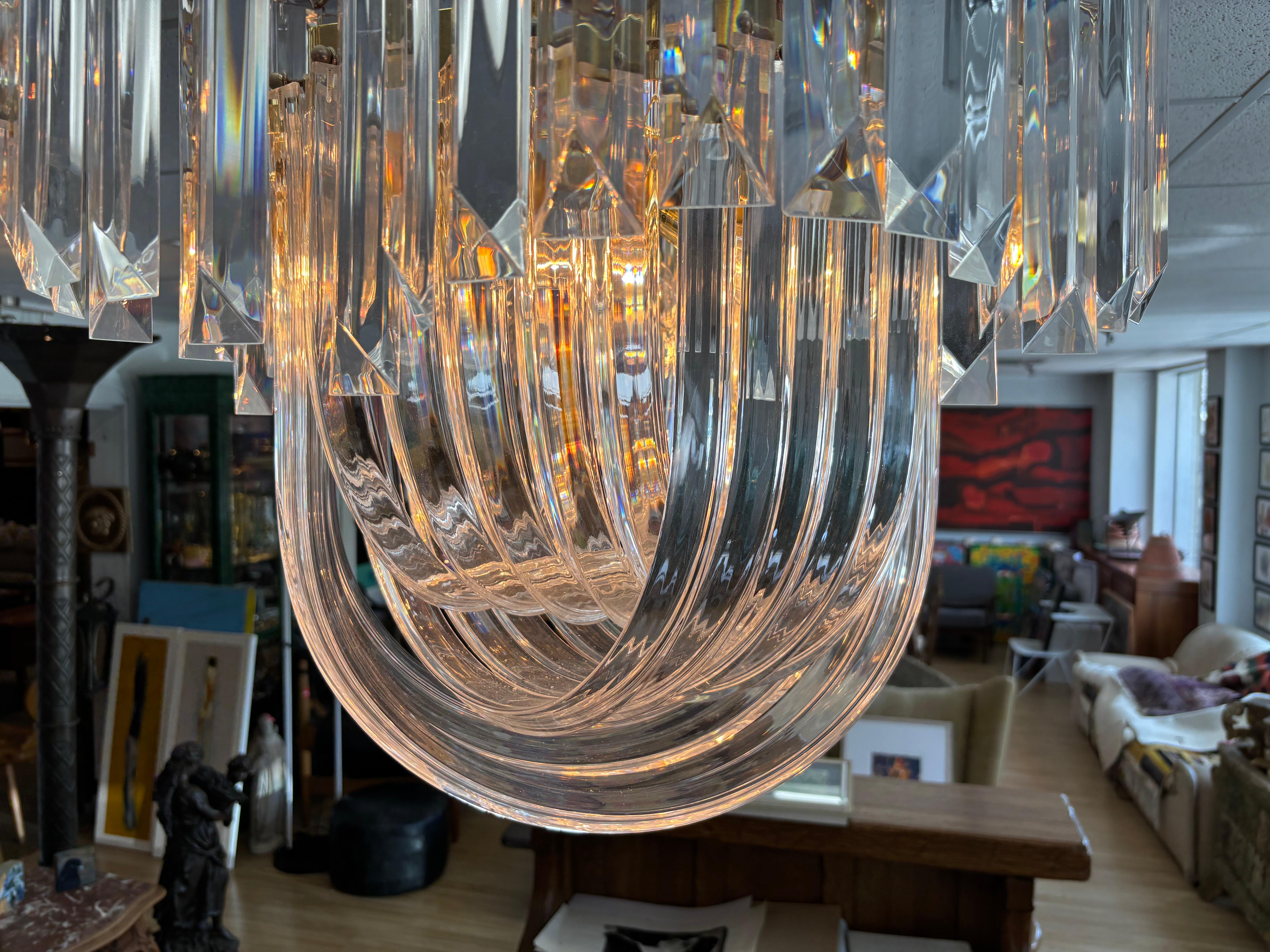 Hollywood Regency Grande lampadario a nastro in lucite, CIRCA ANNI 70 in vendita