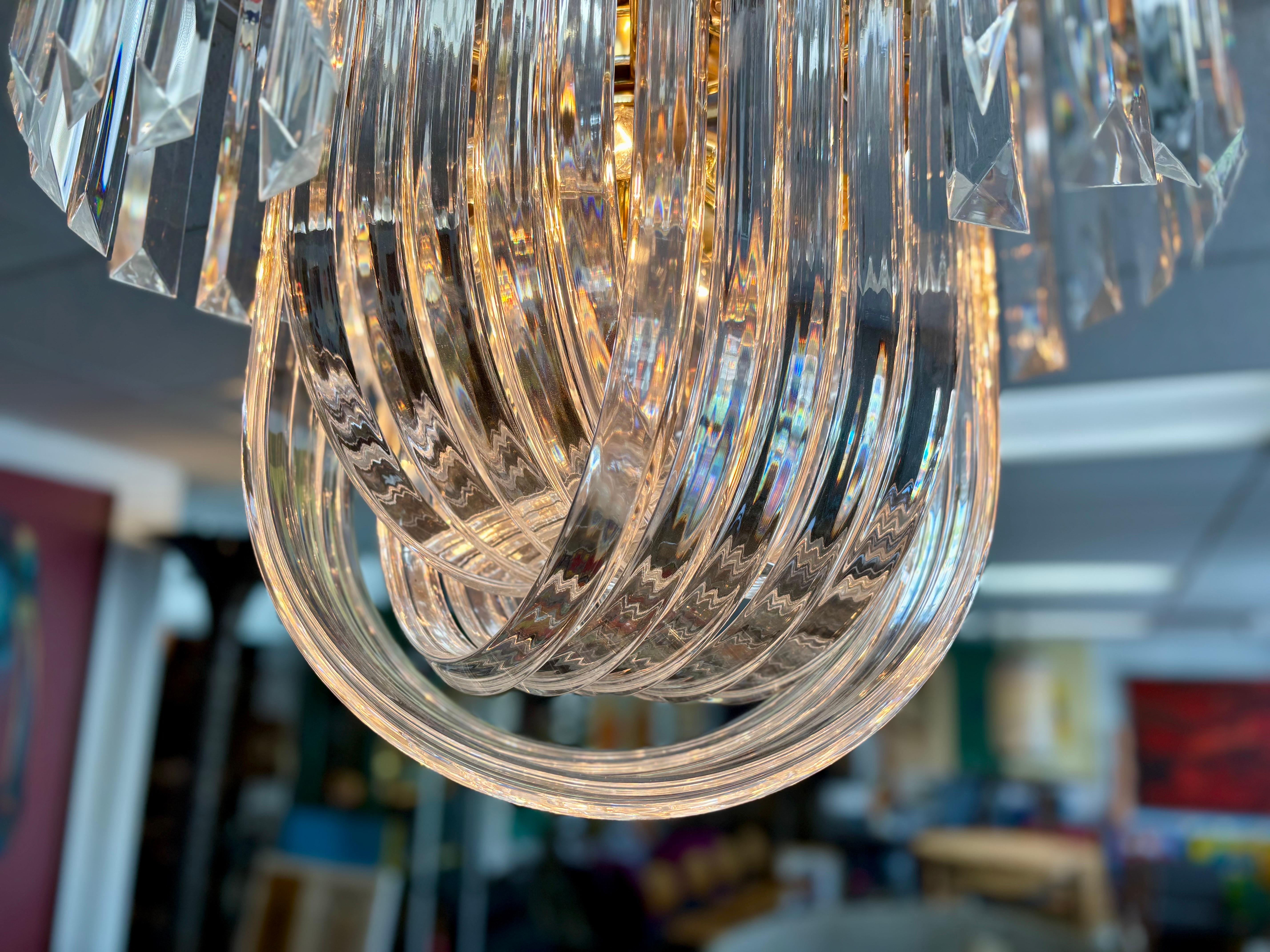 Americano Grande lampadario a nastro in lucite, CIRCA ANNI 70 in vendita