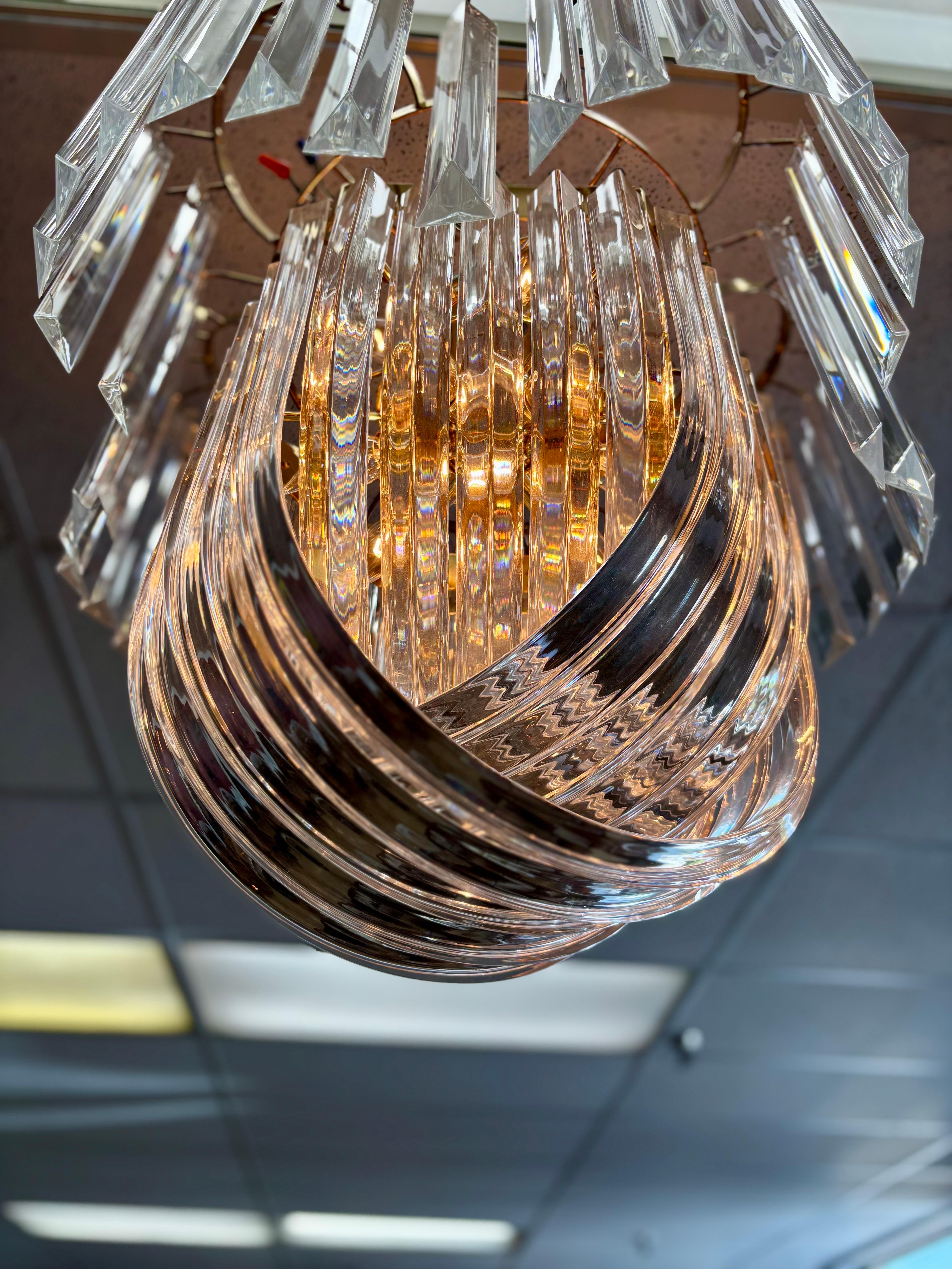 Grande lampadario a nastro in lucite, CIRCA ANNI 70 In condizioni buone in vendita a San Antonio, TX