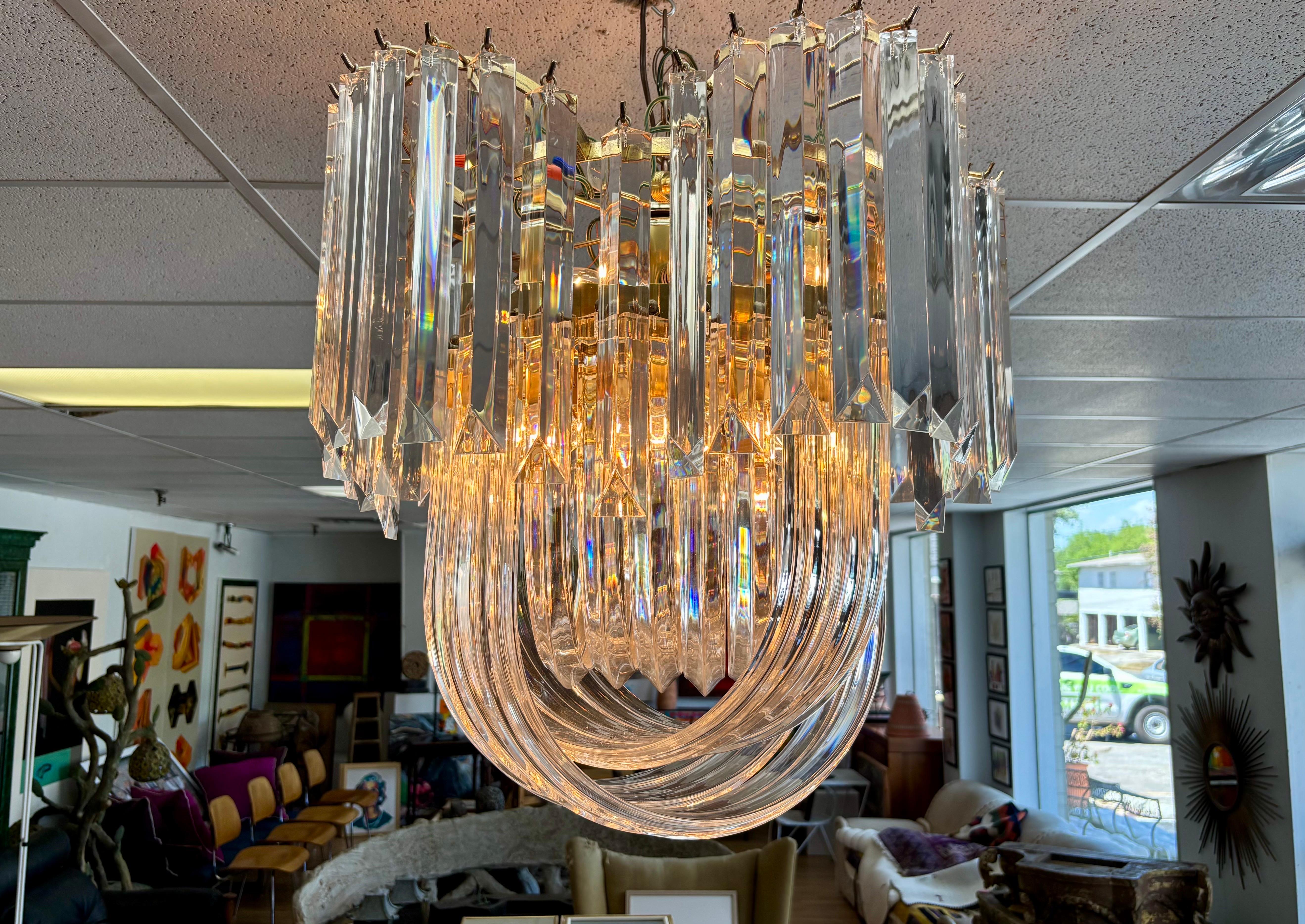 Fine XX secolo Grande lampadario a nastro in lucite, CIRCA ANNI 70 in vendita