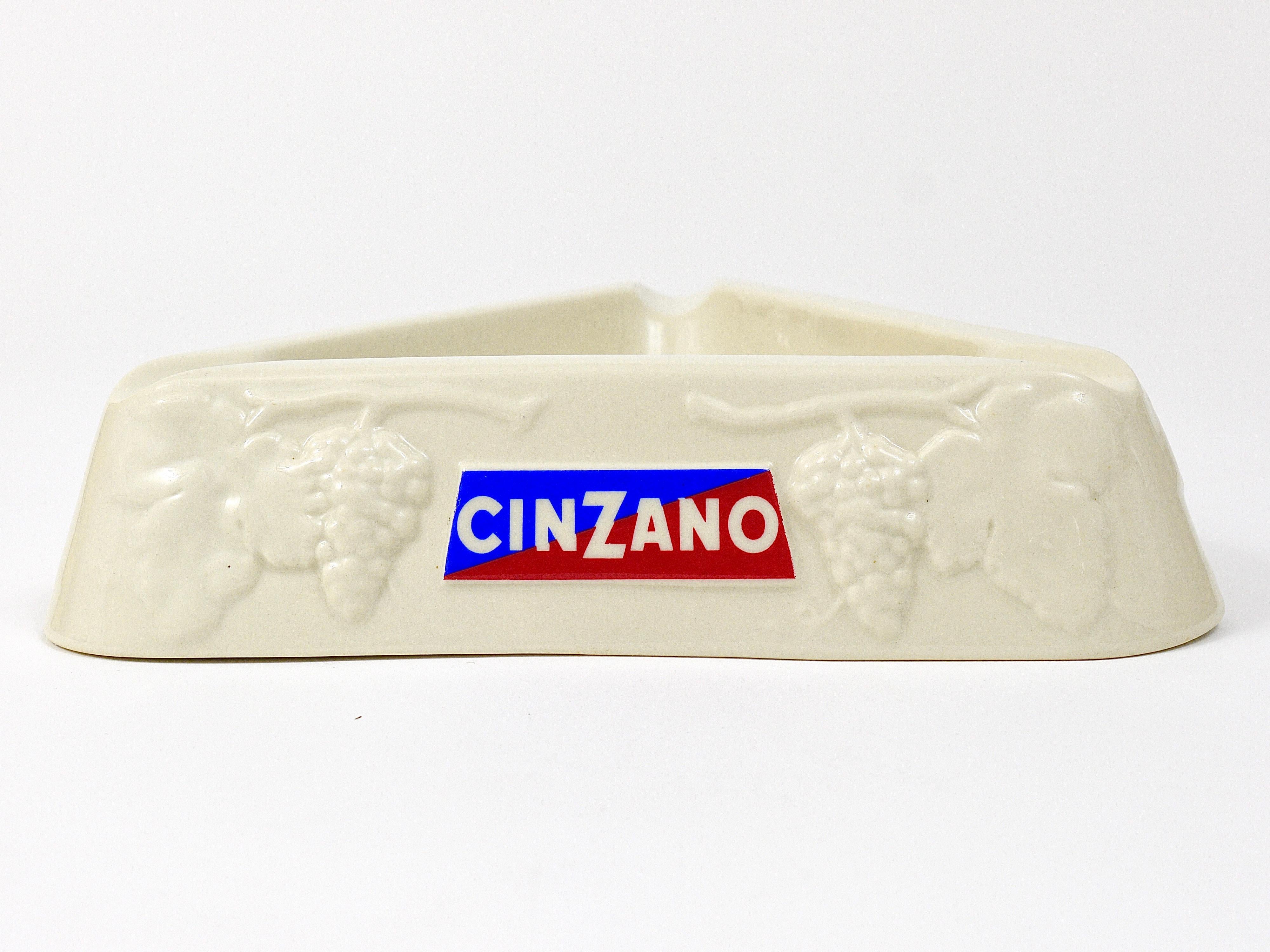 Large Richard Ginori Cinzano Porcelaine Midcentury Relief Ashtray, Italy, 1950s In Good Condition In Vienna, AT
