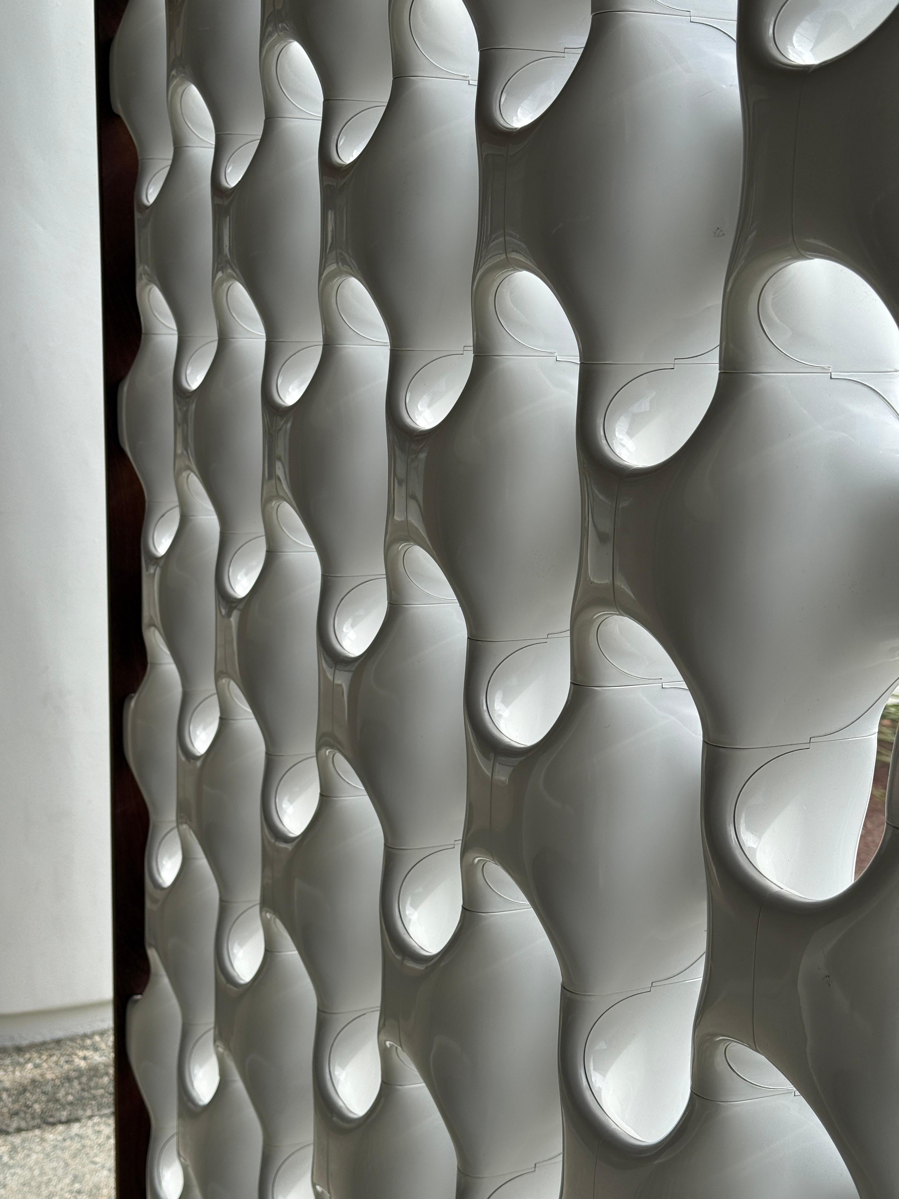Separador de ambientes Richard Harvey Sculpta Grille grande con marco de nogal by Modernica en venta 3