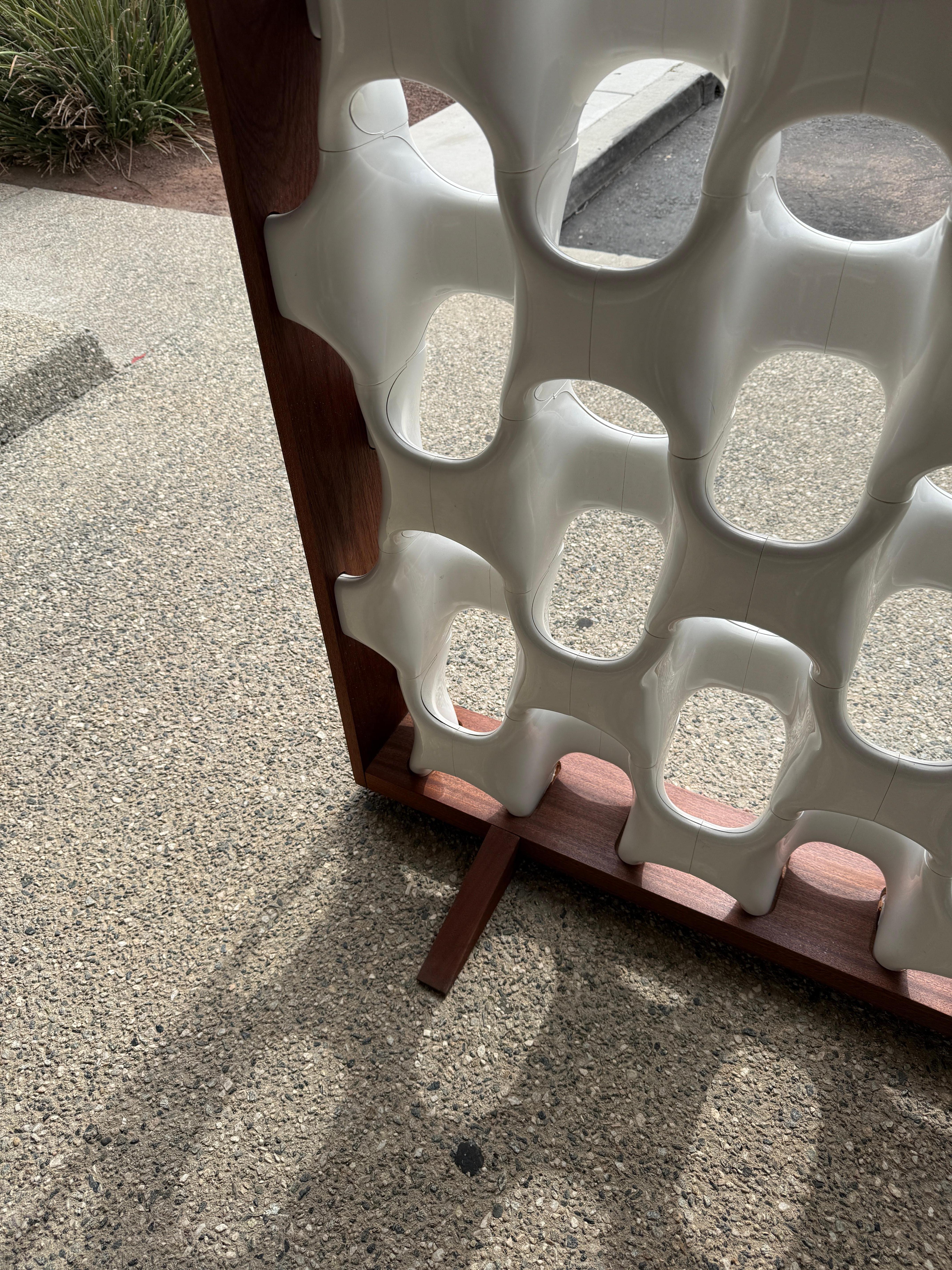 Separador de ambientes Richard Harvey Sculpta Grille grande con marco de nogal by Modernica en venta 4