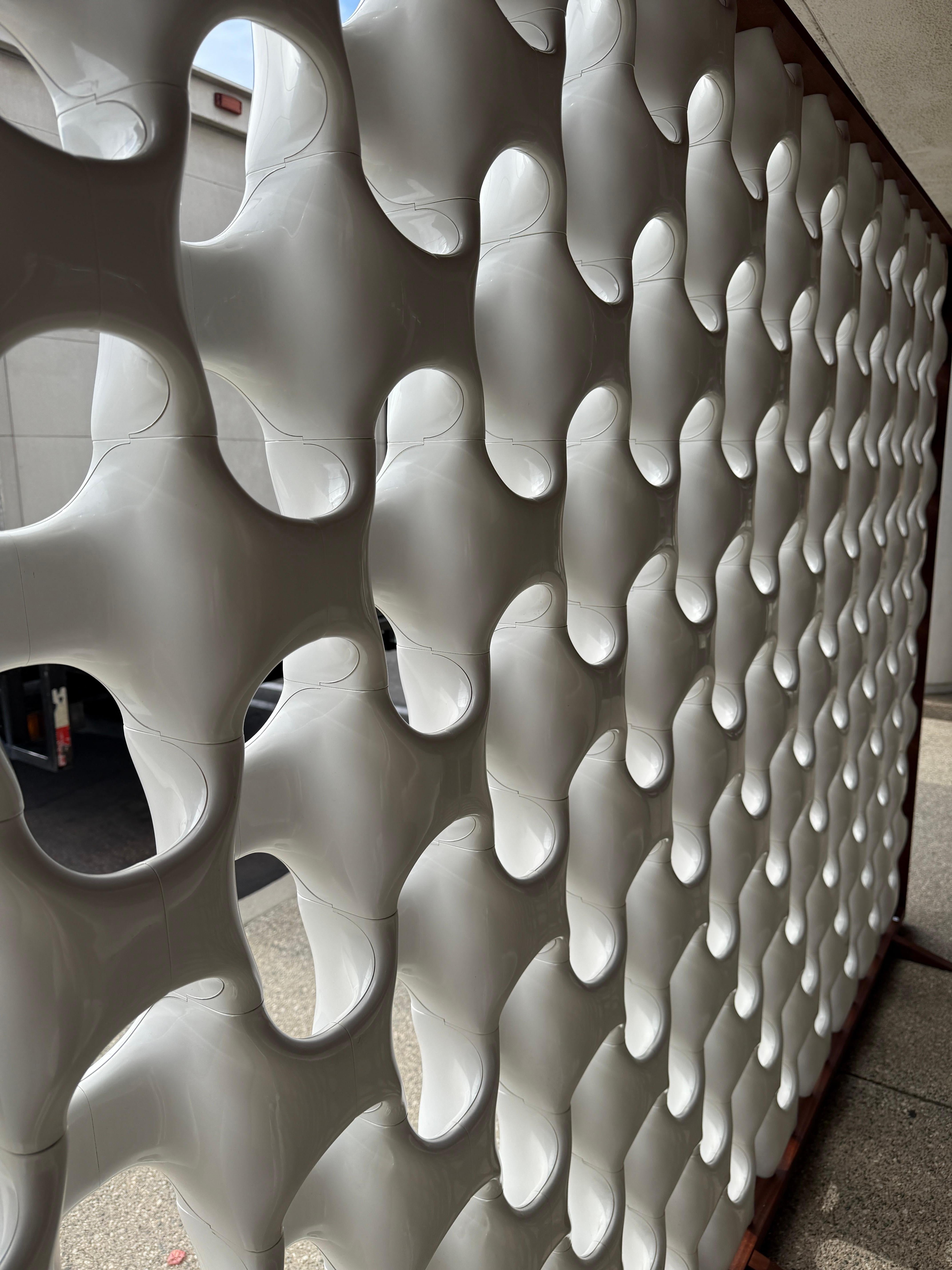 Separador de ambientes Richard Harvey Sculpta Grille grande con marco de nogal by Modernica en venta 5