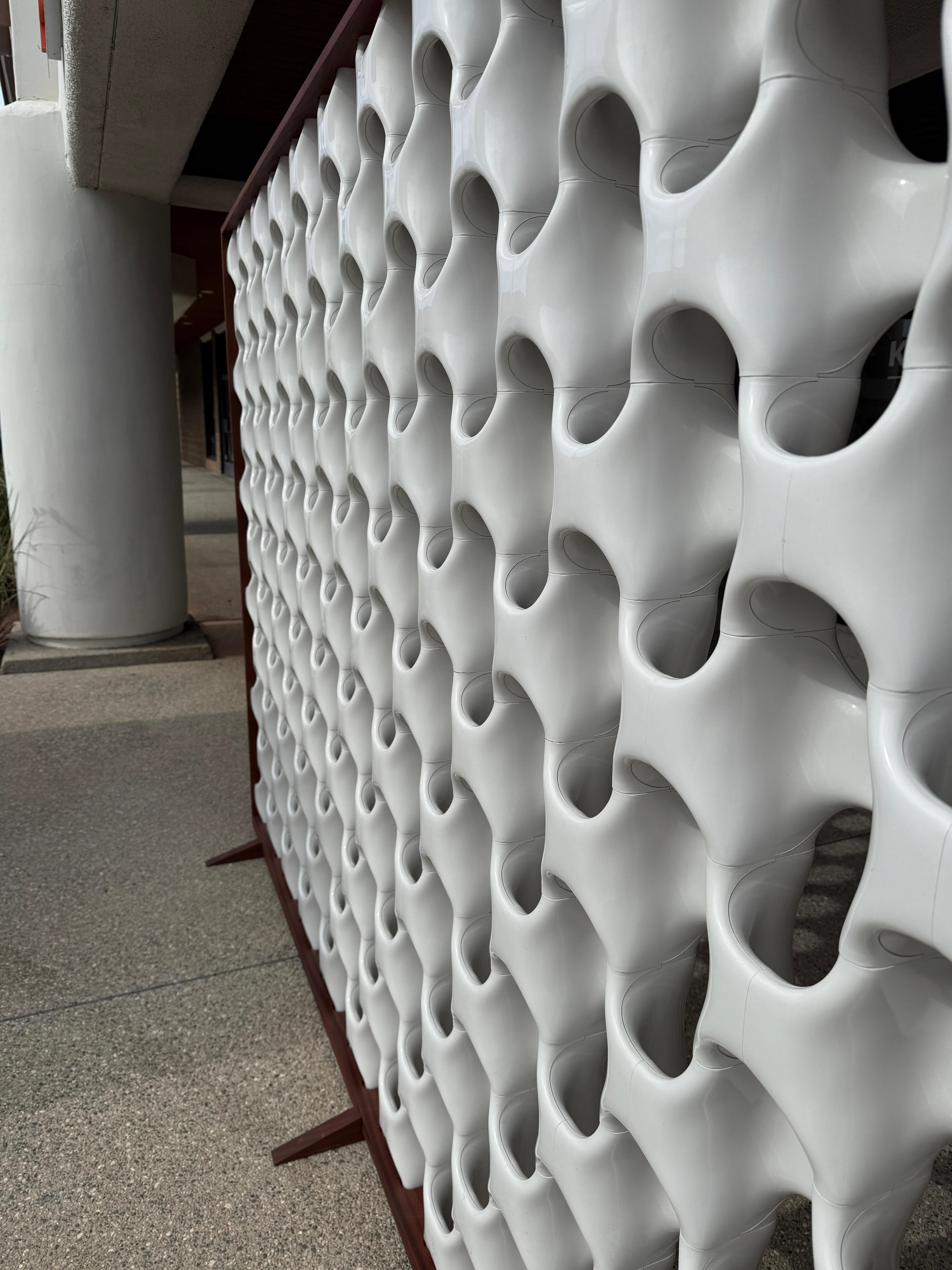 Separador de ambientes Richard Harvey Sculpta Grille grande con marco de nogal by Modernica en venta 6