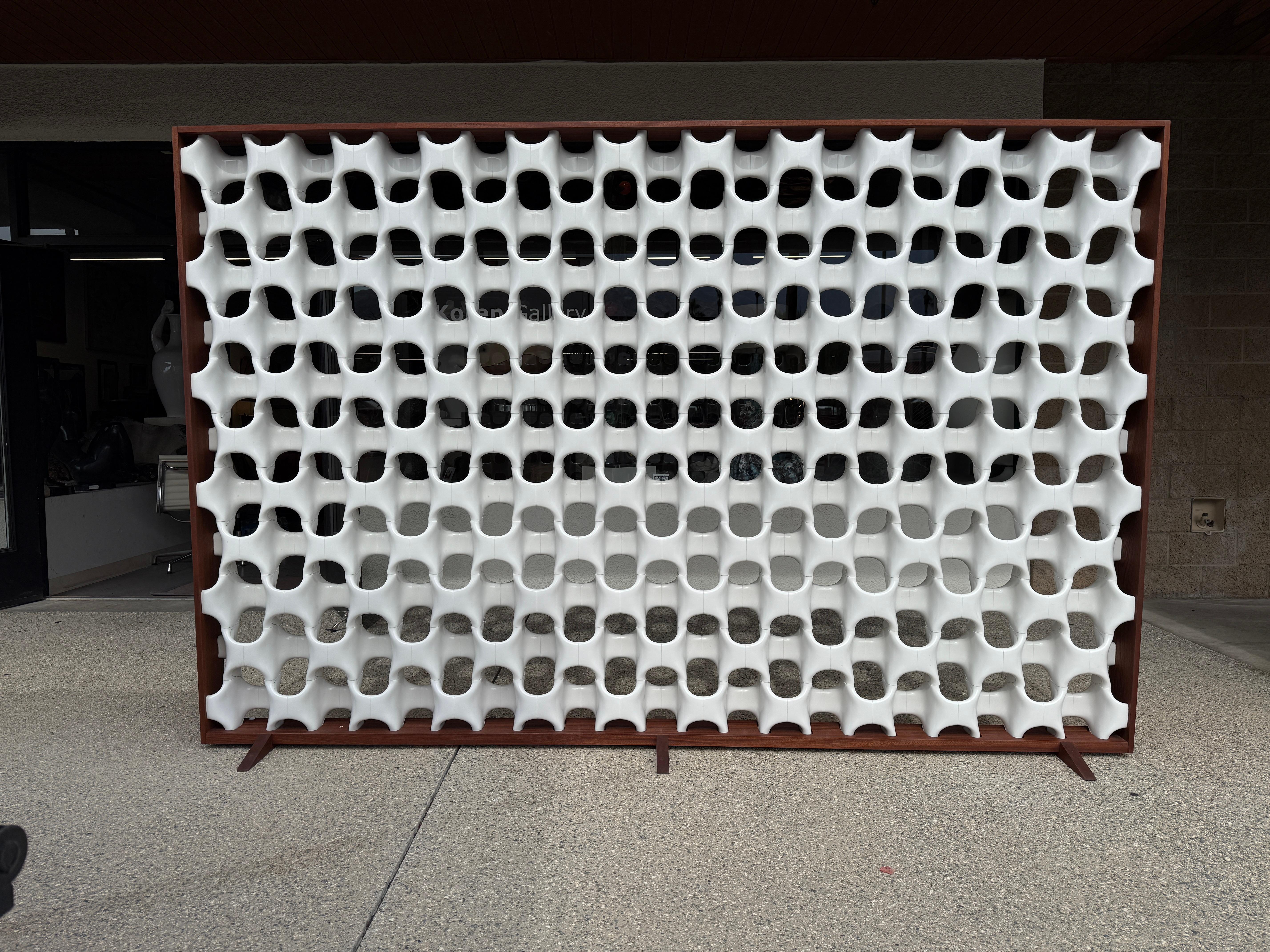 Separador de ambientes Richard Harvey Sculpta Grille grande con marco de nogal by Modernica en venta 7