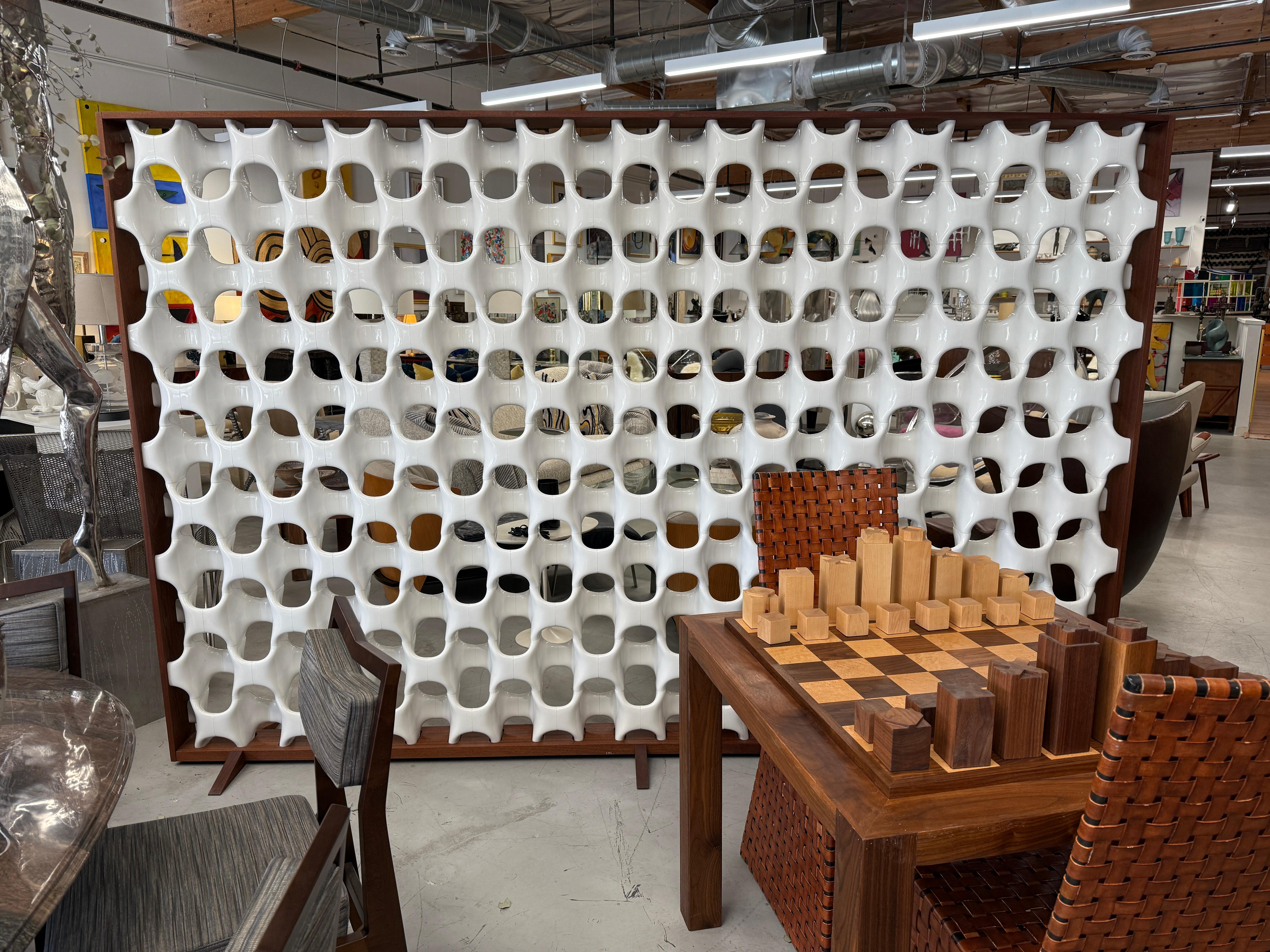 Separador de ambientes Richard Harvey Sculpta Grille grande con marco de nogal by Modernica en venta 8