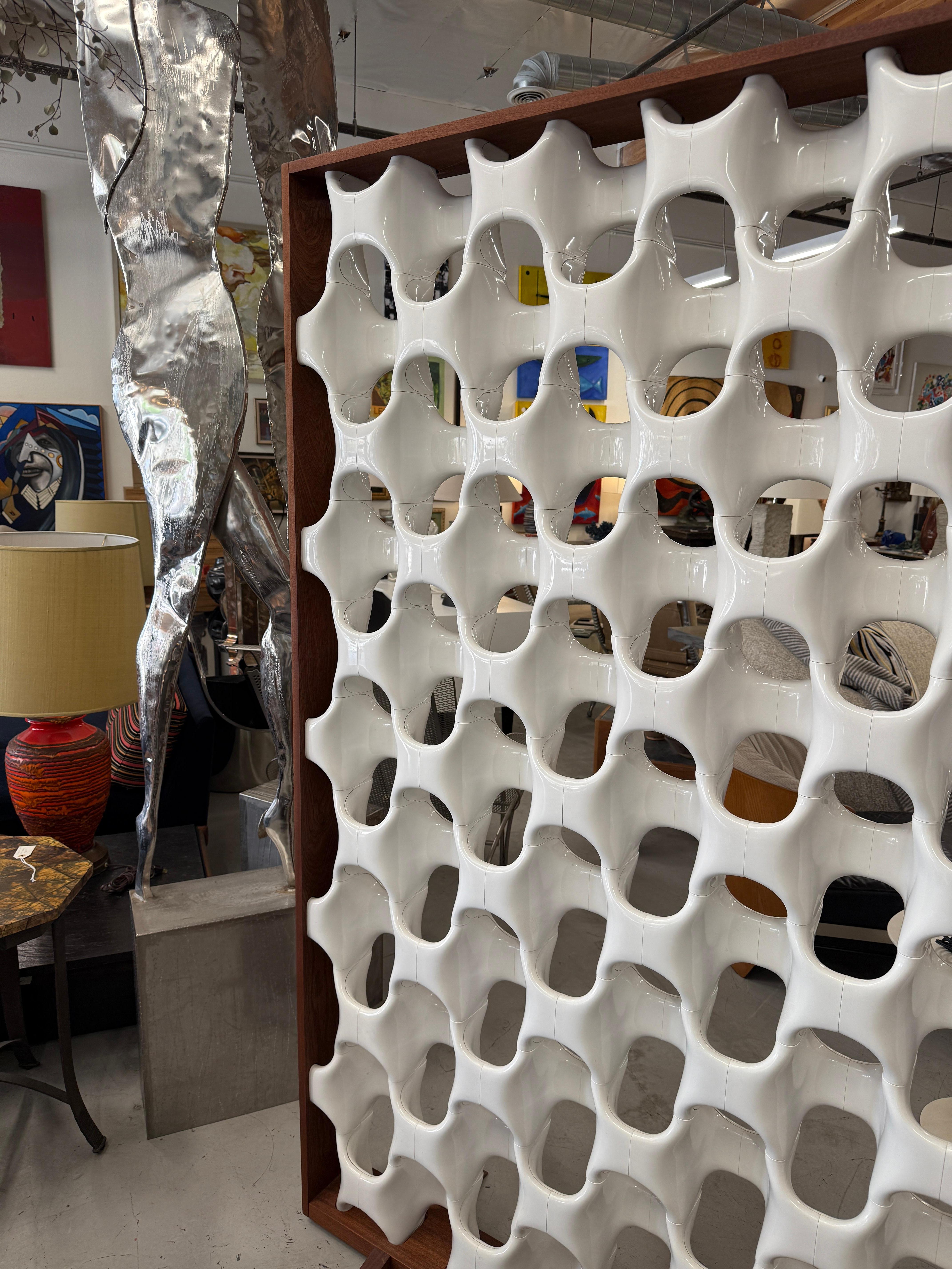 Separador de ambientes Richard Harvey Sculpta Grille grande con marco de nogal by Modernica en venta 9