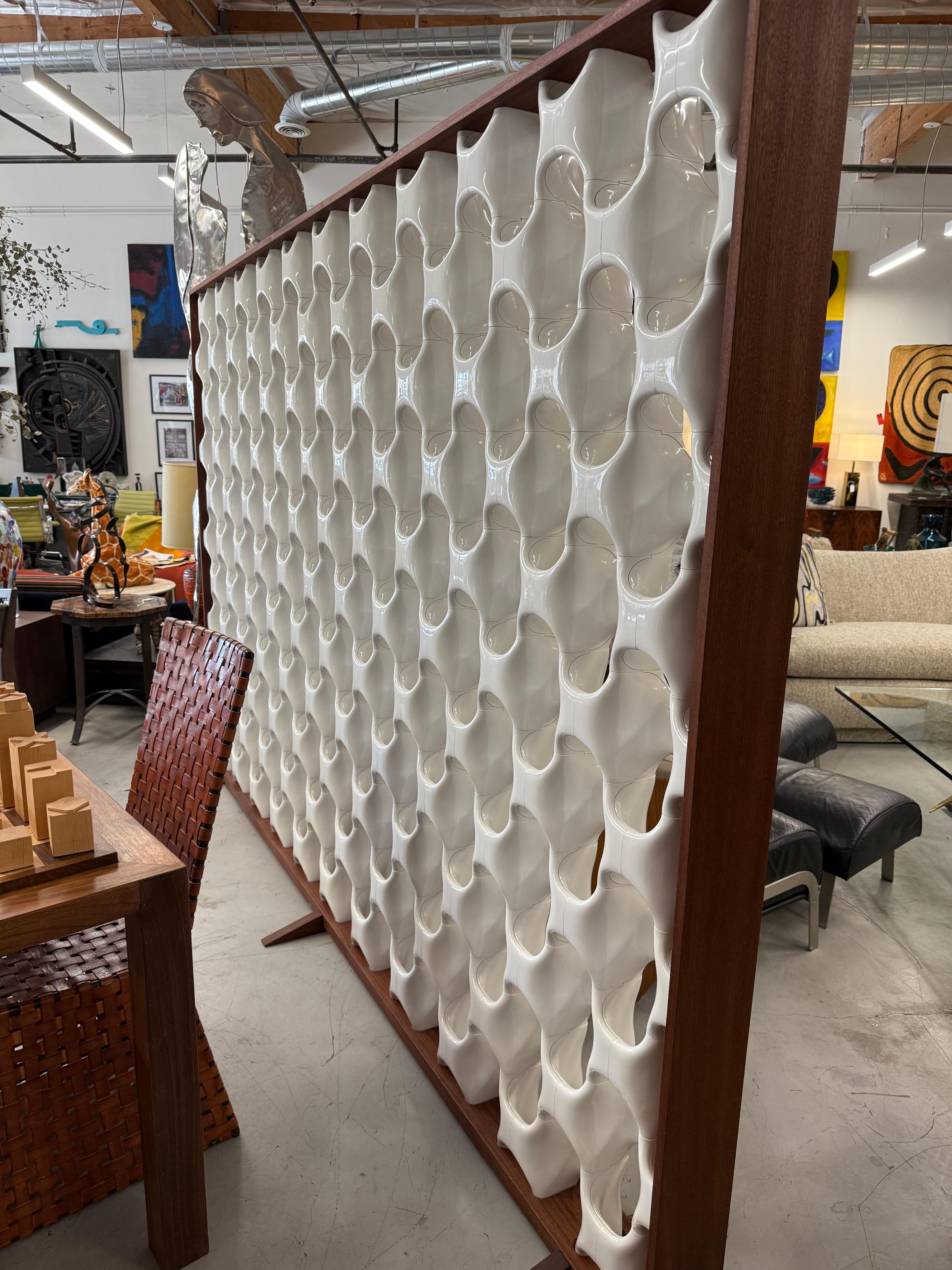 Separador de ambientes Richard Harvey Sculpta Grille grande con marco de nogal by Modernica en venta 12