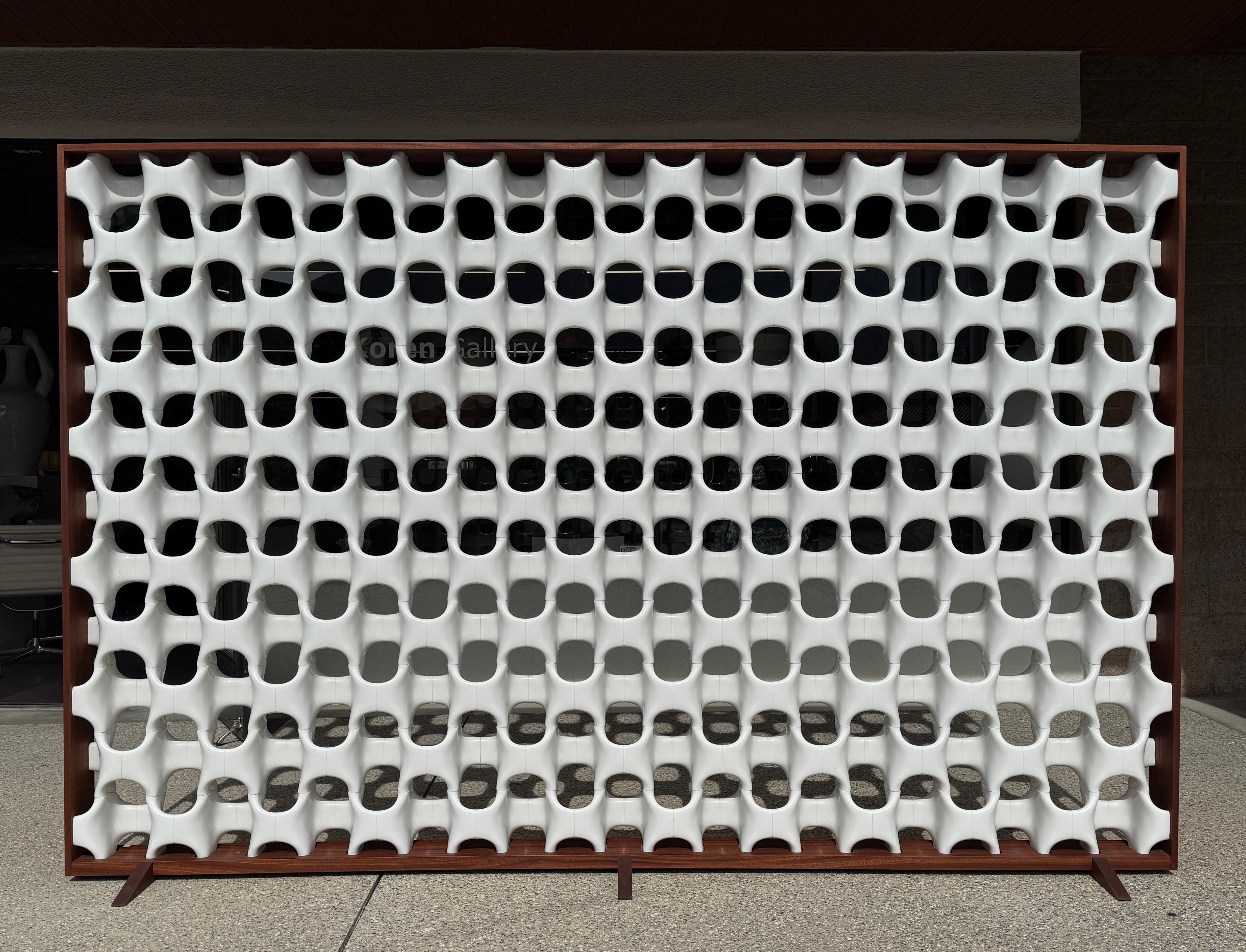 Un gran separador de espacios de 3 metros de ancho diseñado originalmente por Richard Harvey en 1962 y fabricado posteriormente por Modernica. Mide algo más de 79 pulgadas de alto. Está enmarcada en un bonito marco de nogal y se apoya en patas de