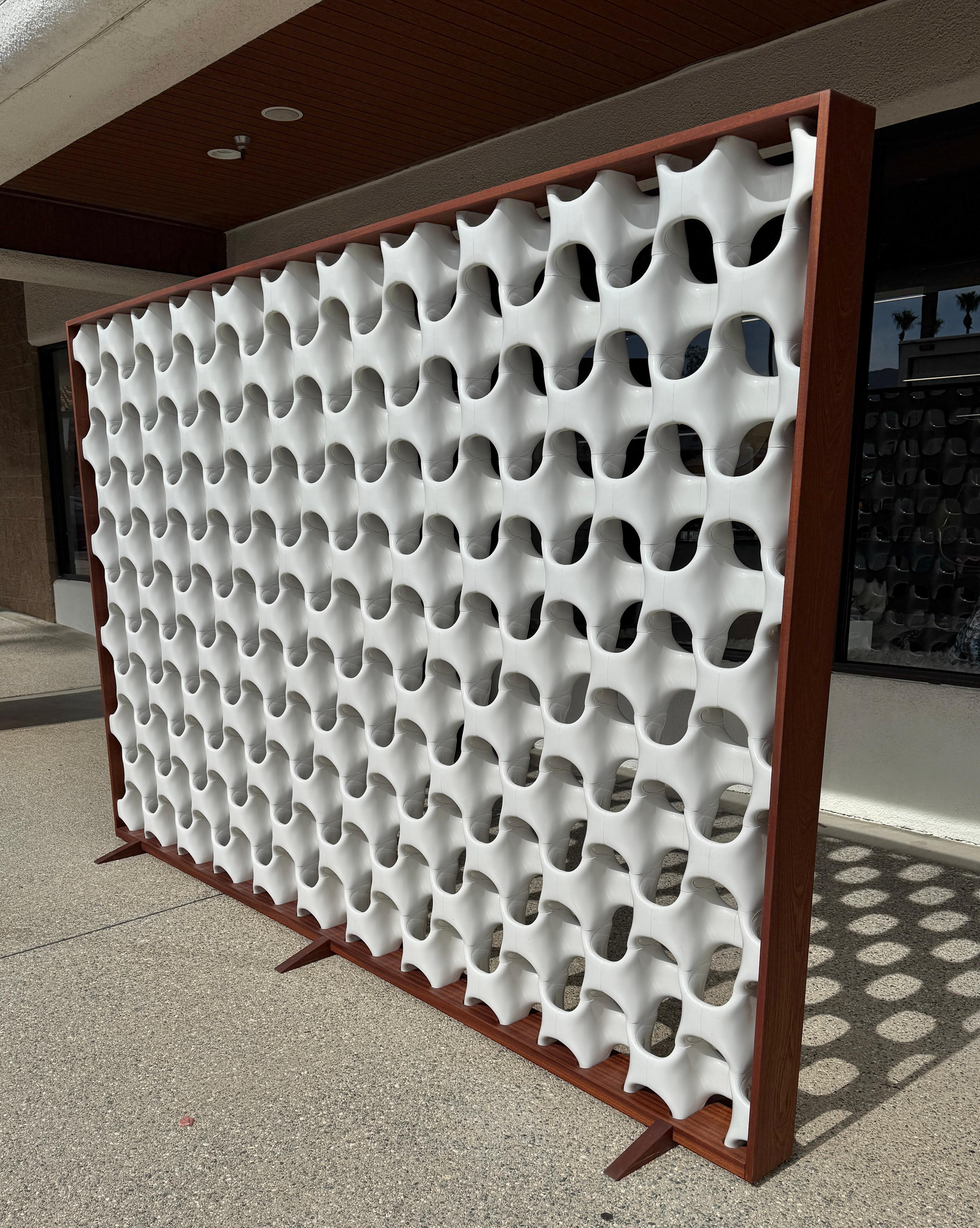 Separador de ambientes Richard Harvey Sculpta Grille grande con marco de nogal by Modernica Estadounidense en venta