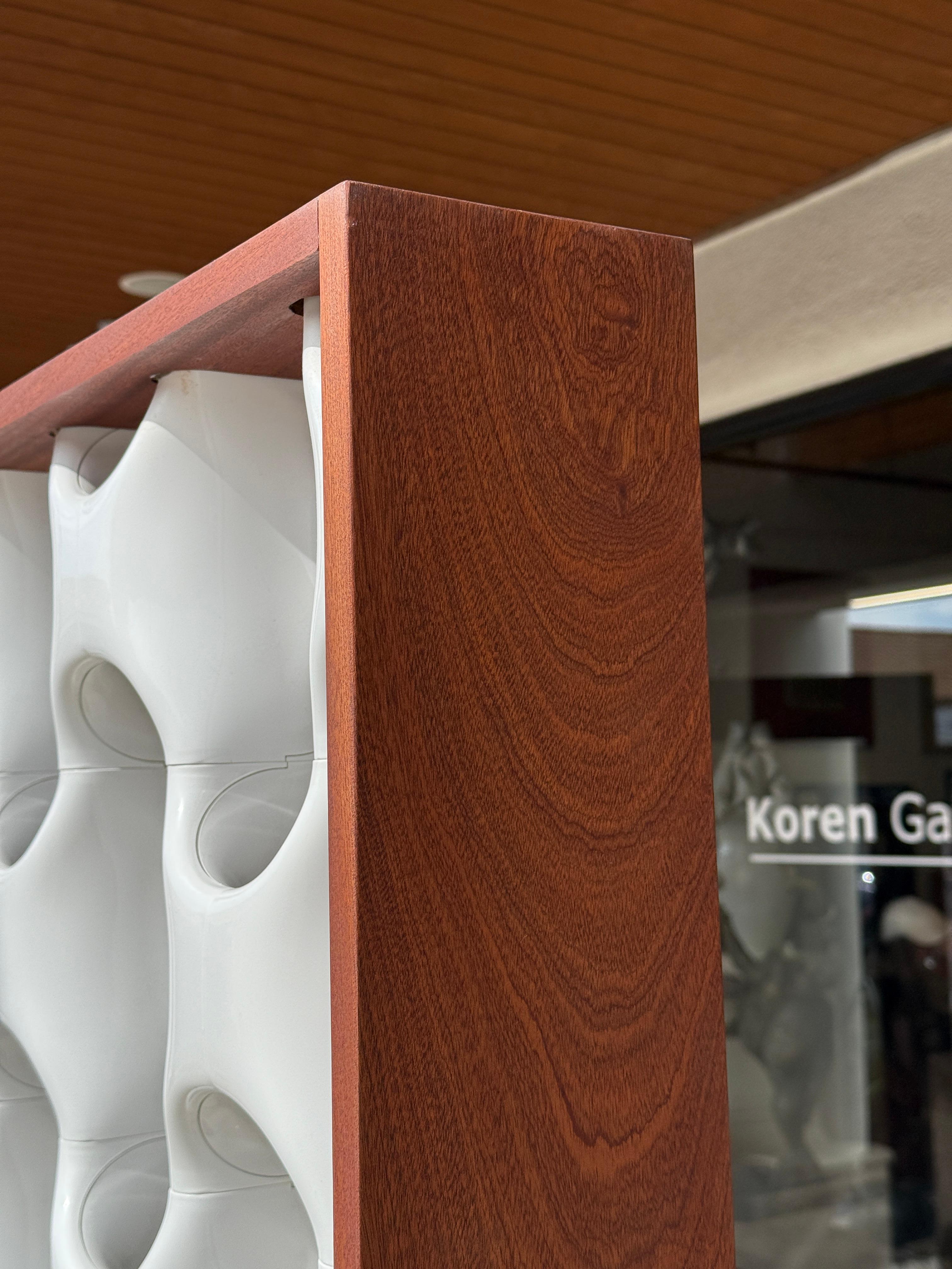 Separador de ambientes Richard Harvey Sculpta Grille grande con marco de nogal by Modernica Hecho a mano en venta