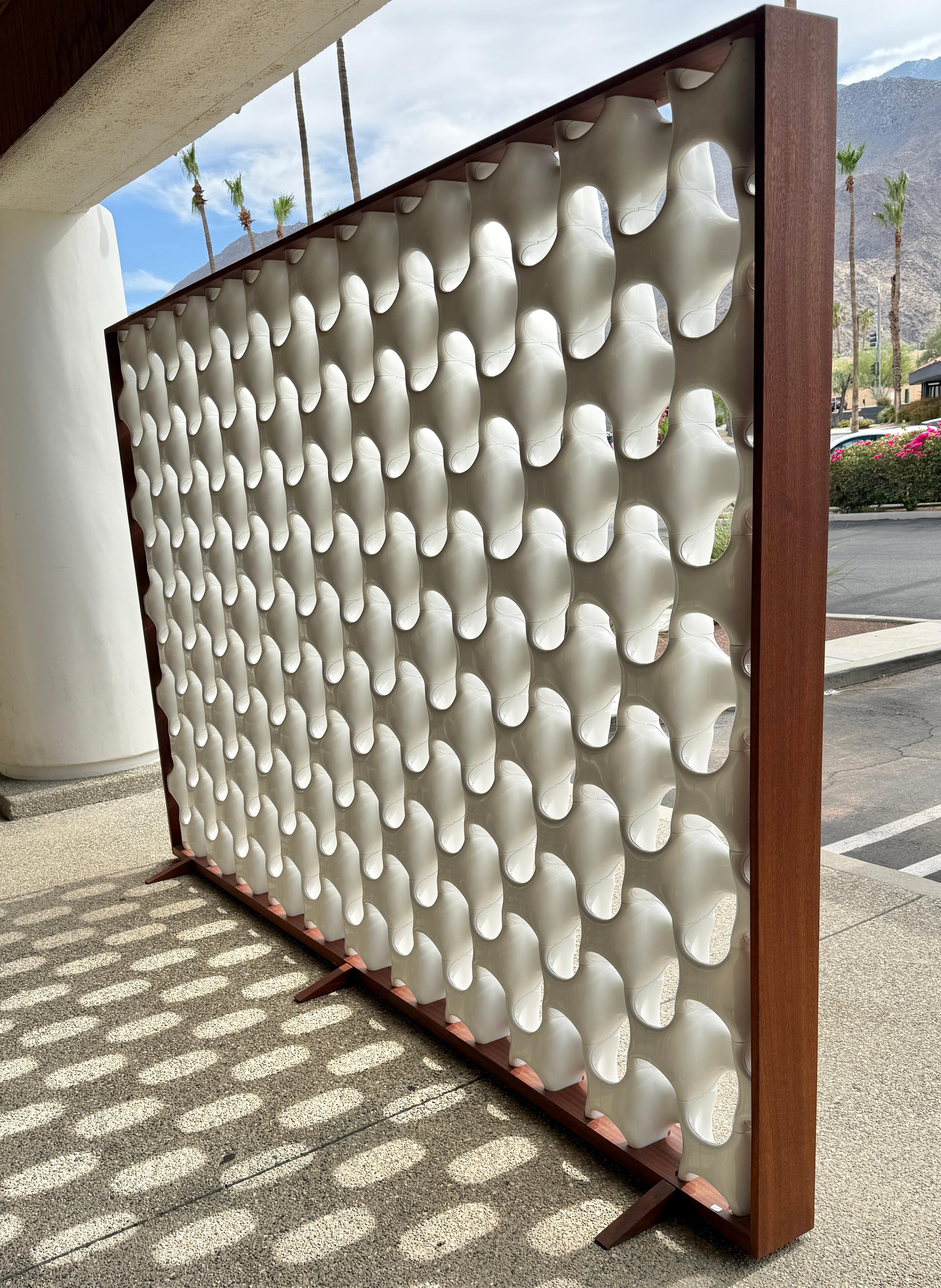 Separador de ambientes Richard Harvey Sculpta Grille grande con marco de nogal by Modernica Plástico en venta