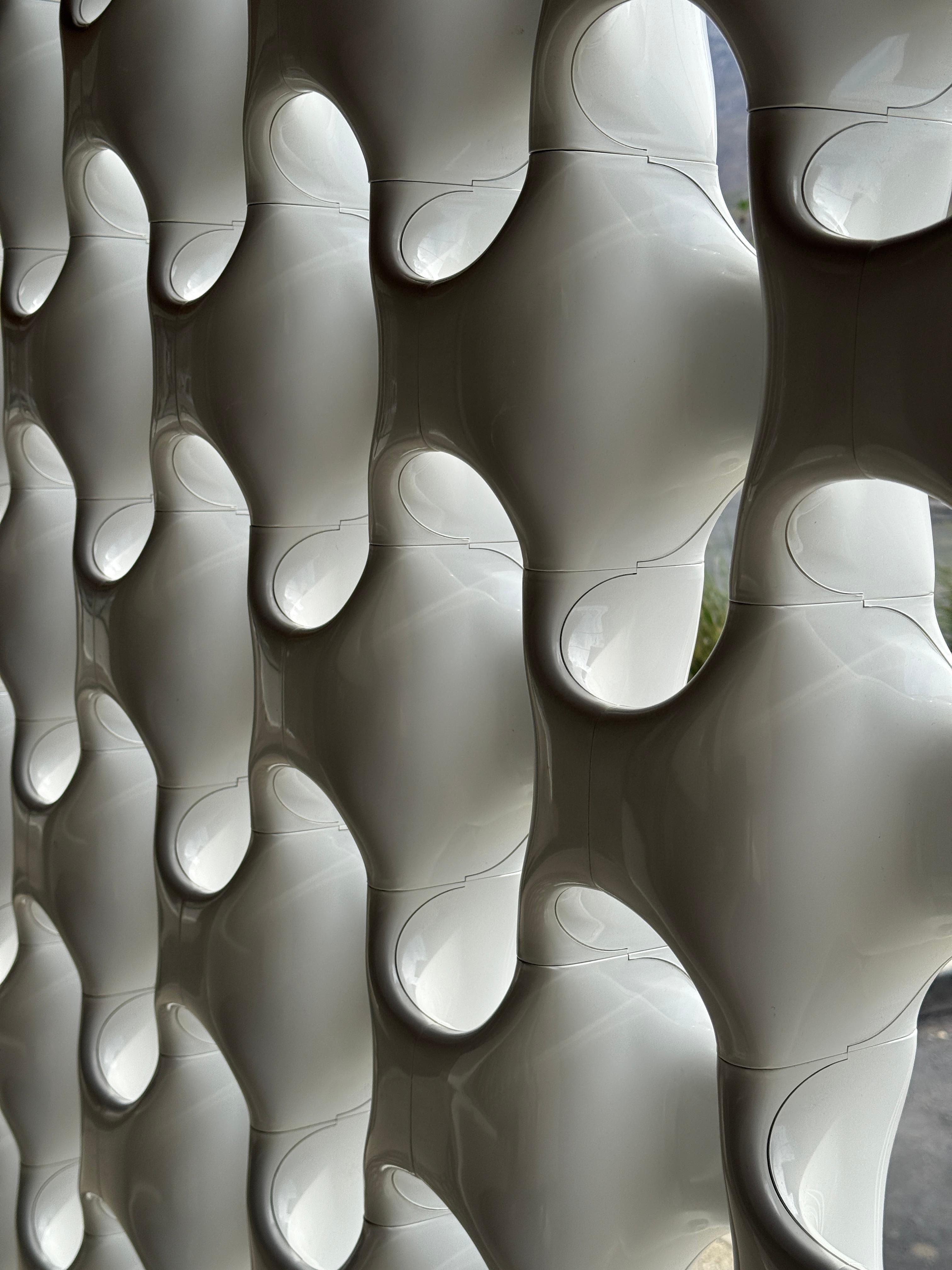 Separador de ambientes Richard Harvey Sculpta Grille grande con marco de nogal by Modernica en venta 1