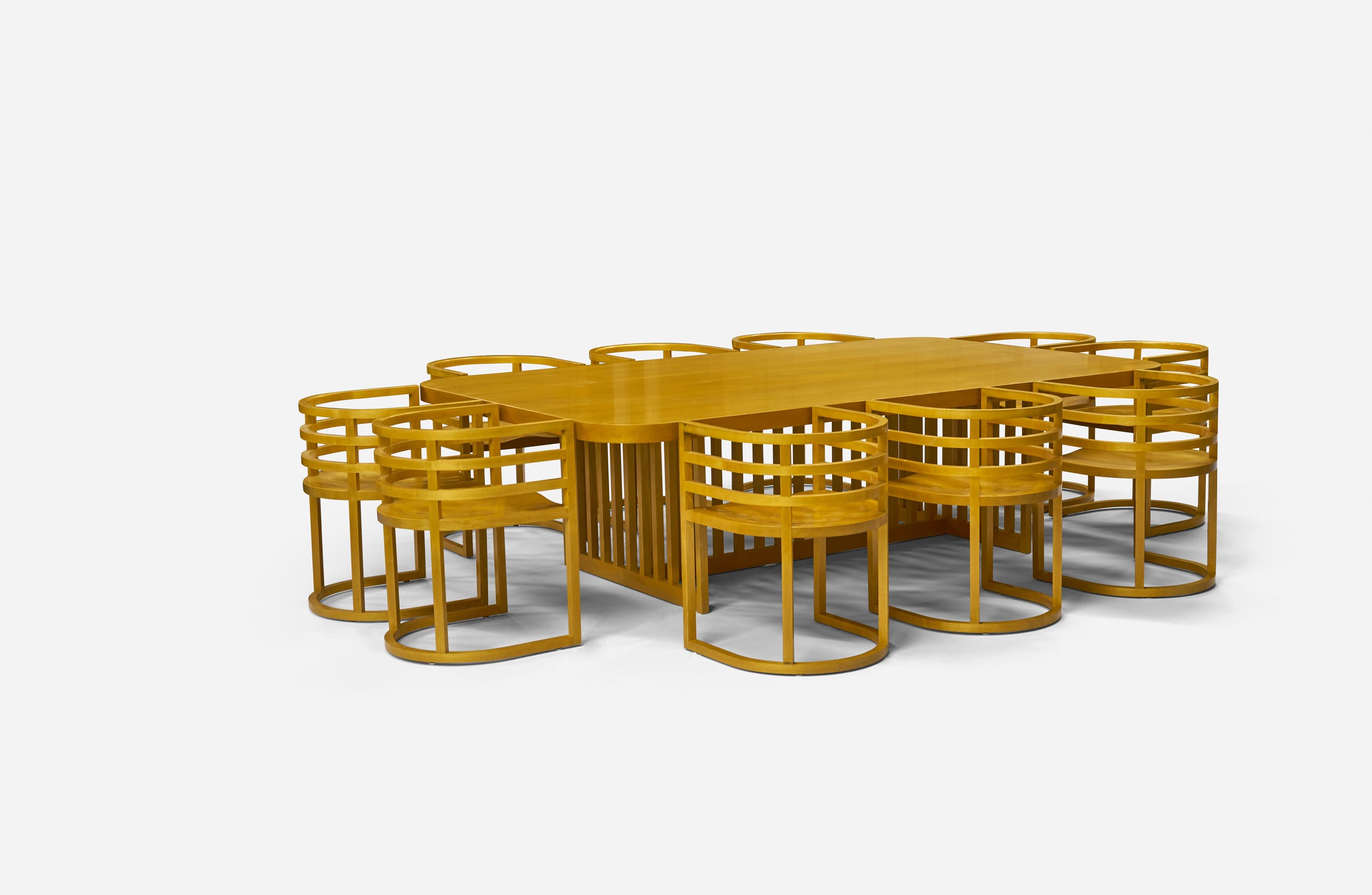 Richard Meier

Esstischgarnitur 

Esstisch, Sessel, 10 Stühle
Knoll
USA, 1982
Ahorn
Maße: 27,5 H × 96 B × 60 B im Tisch
Maße: 26,5 H × 20,5 B × 20 T in.

Großes Essgeschirr. Im Originalzustand.
 