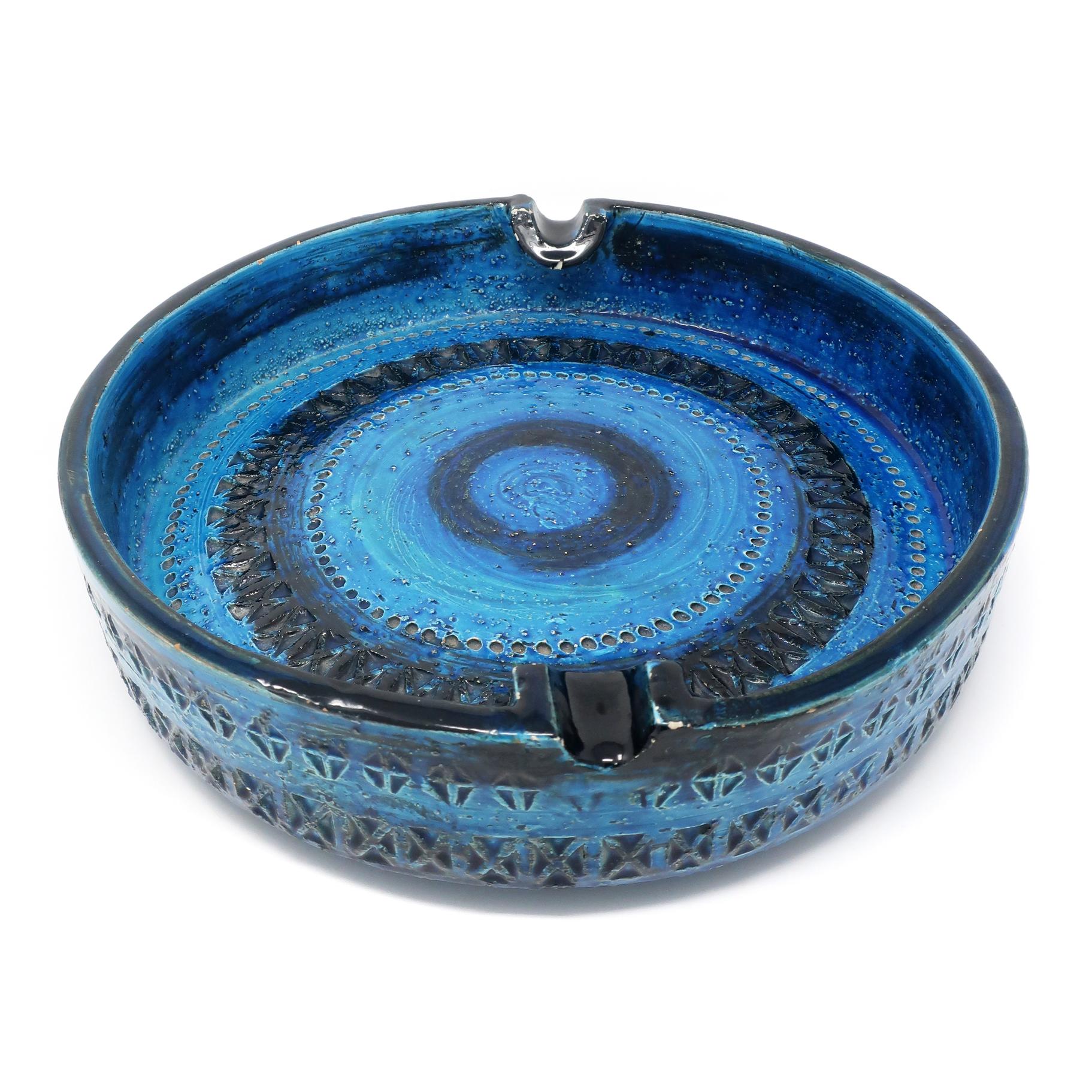 A beautiful large Rimini blue incised ashtray designed by Aldo Londi for Bitossi. Perfect for the 1960s smoking swagger enthusiast or as a decorative centerpiece or catchall. Glaze is bright and in good vintage condition with wear consistent with