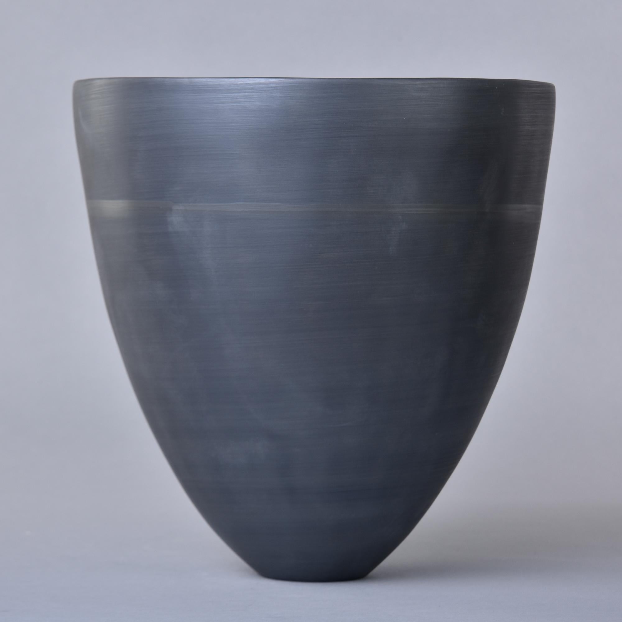 Italiano Ciotola grande a forma di tazza di Rina Menardi nera in vendita