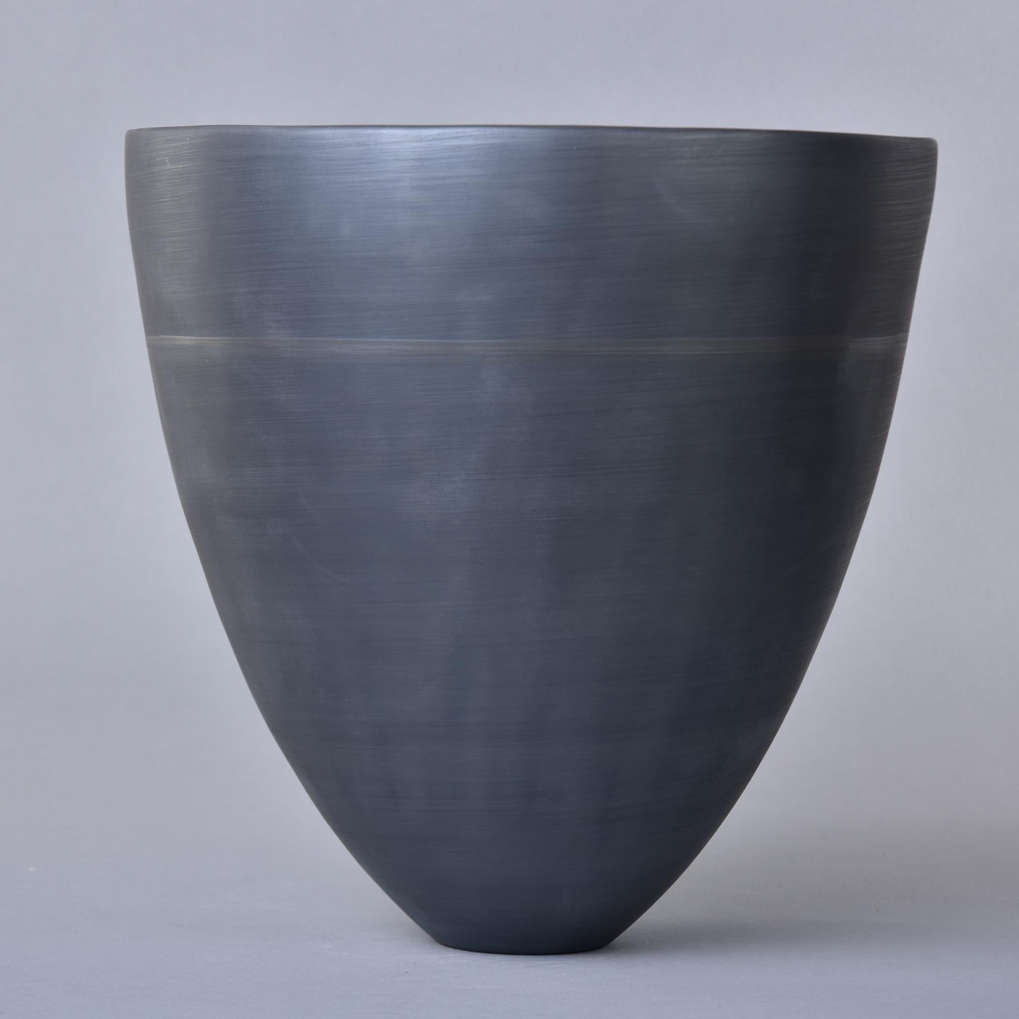 Smaltato Ciotola grande a forma di tazza di Rina Menardi nera in vendita