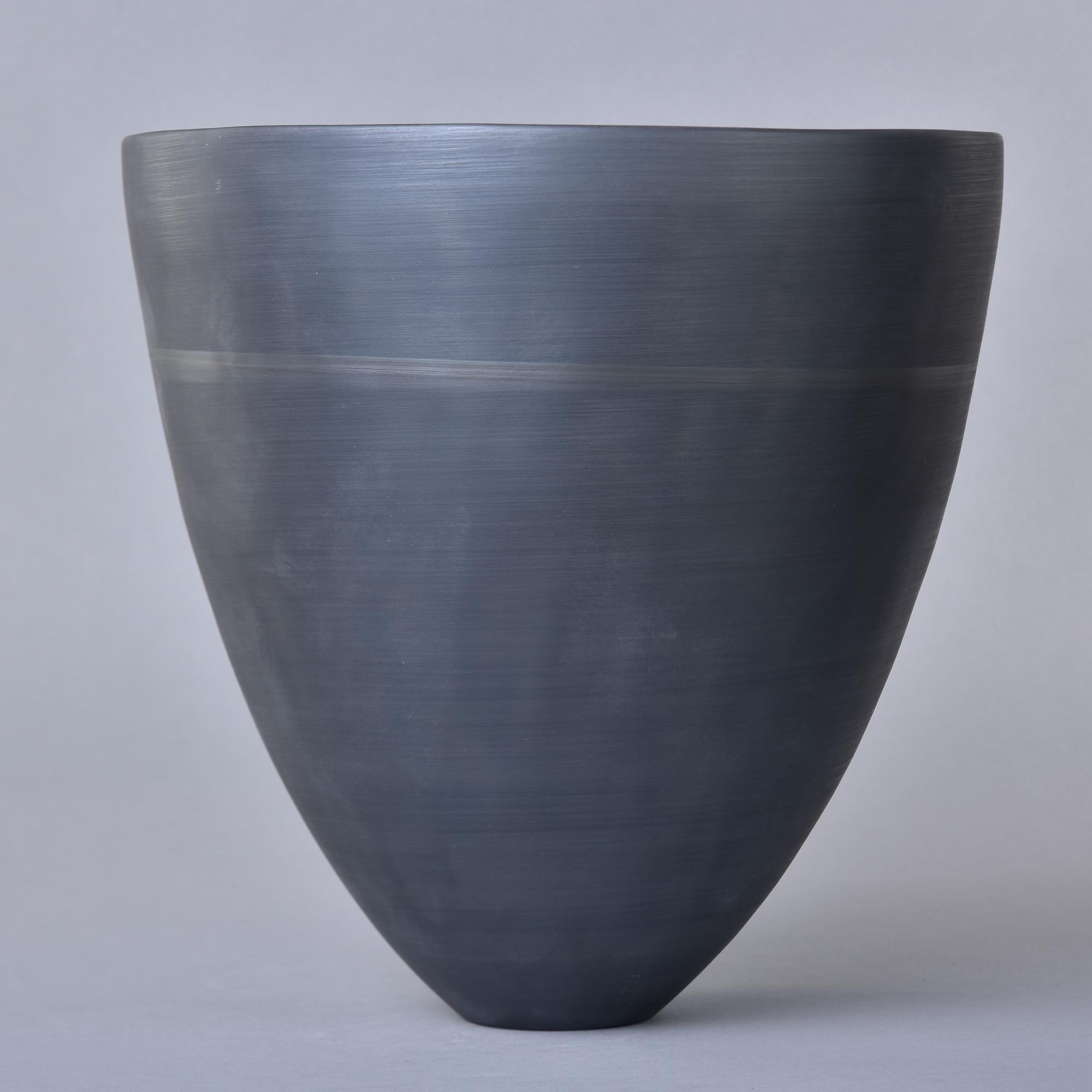 XXI secolo e contemporaneo Ciotola grande a forma di tazza di Rina Menardi nera in vendita