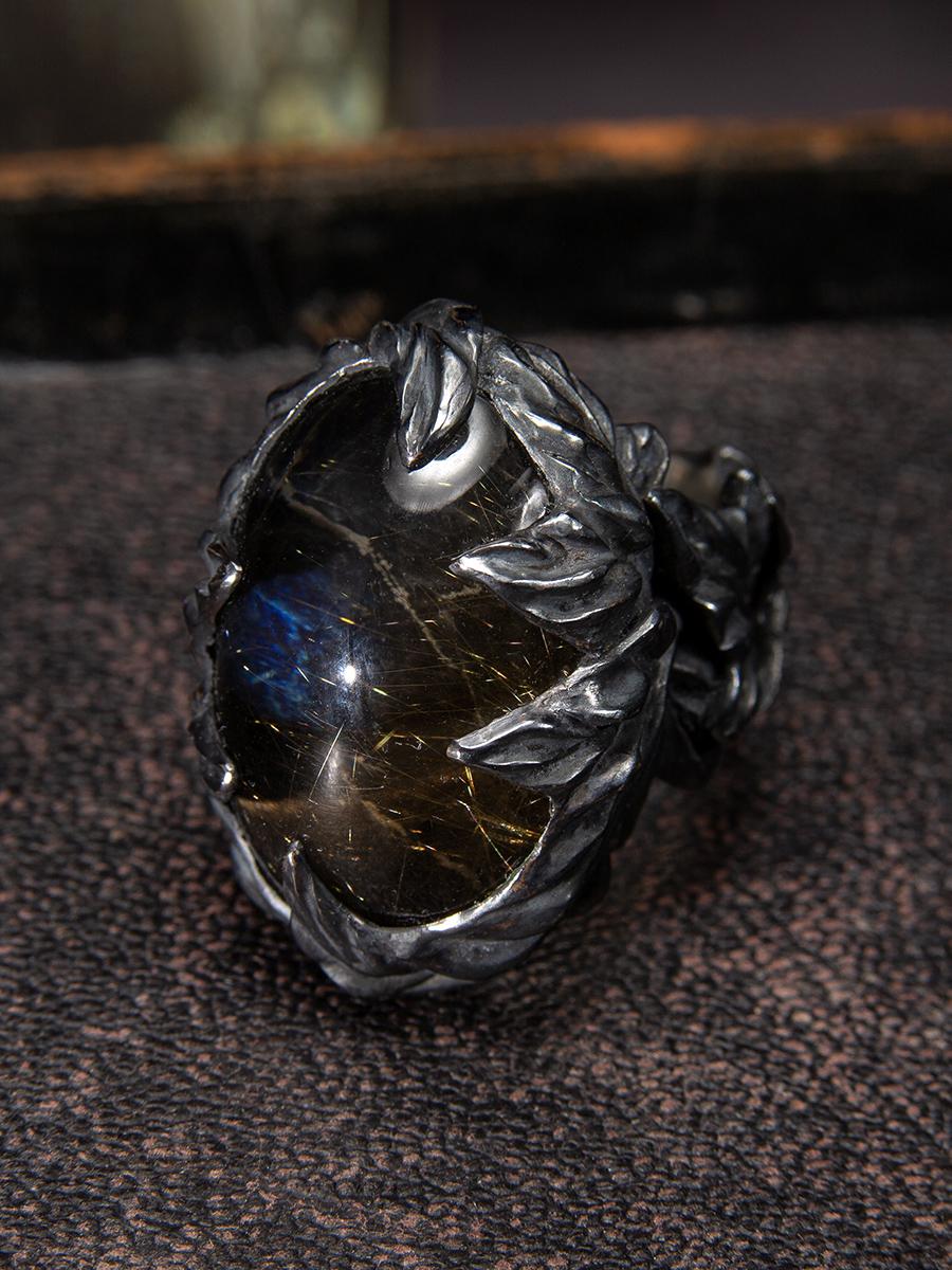Großer Ring mit einer Doublette aus Rutilquarz und Labradorit in schwarz patiniertem Silber
Abmessungen des Cabochons - 0,78 x 1,18 Zoll / 20 x 30 mm
Gewicht des Cabochons - 35 Karat
Ringgröße - 8.5 US
Ringgewicht - 47 Gramm


Wir versenden unseren