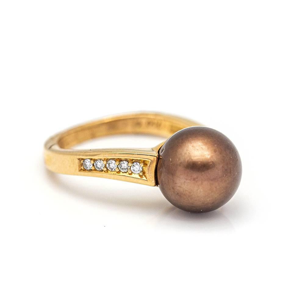 Rose Gold Ring für Frau : 10x Diamanten im Brillantschliff mit einem Gesamtgewicht von 0,14cts in G/VS Qualität : Natürliche australische Perle in Schokoladenfärbung : Größe 15,5 : 18kt Rose Gold : 4,47 Gramm : Brandneues Produkt : Ref.: D359665LF
