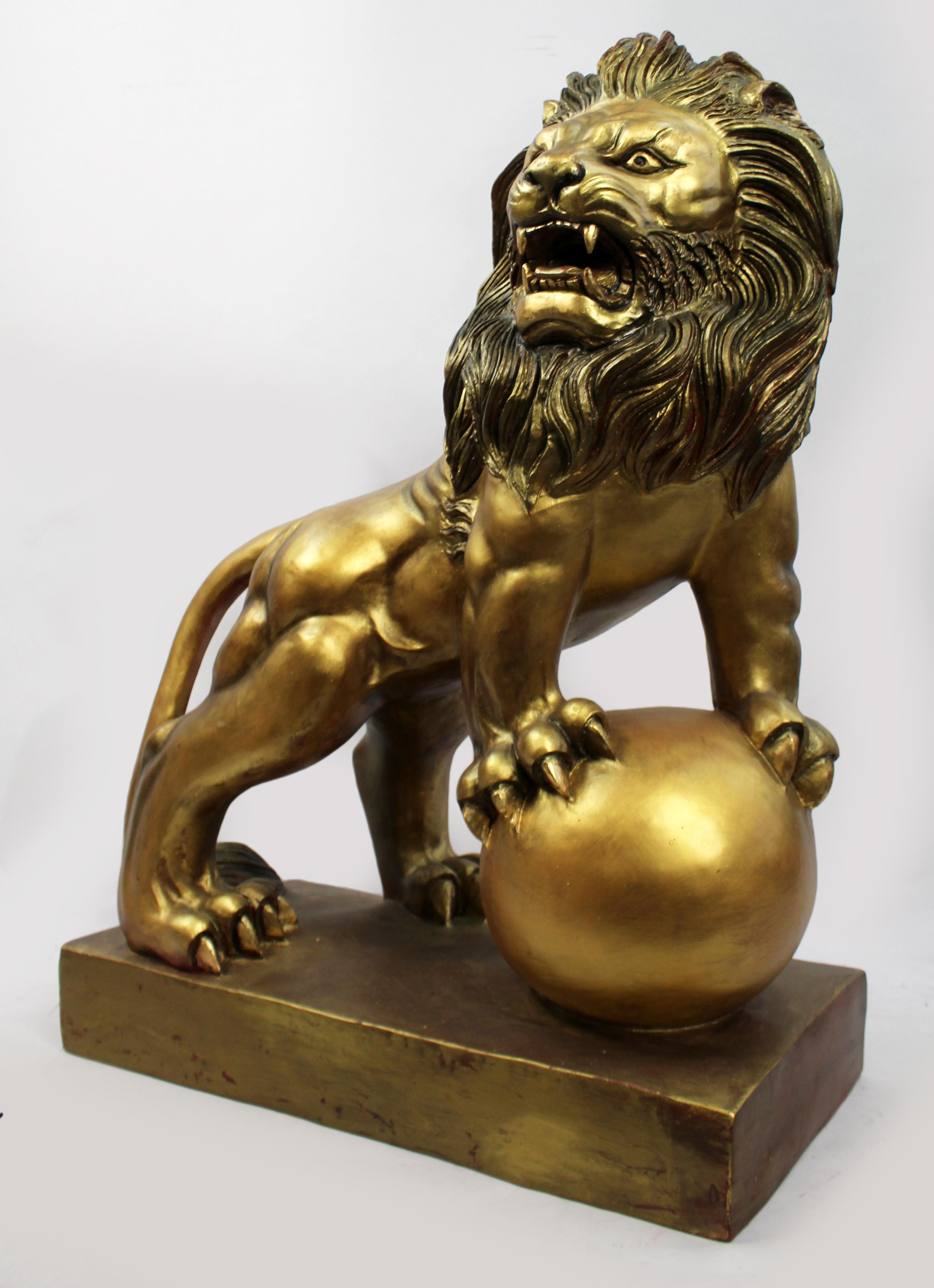 Große brüllende Löwenskulptur mit goldfarbener Oberfläche
Ende des 20. Jahrhunderts  Verbundwerkstoff-Konstruktion

Eine beeindruckende und theatralisch gestaltete Großskulptur eines brüllenden Löwen, dessen Vorderpfote selbstbewusst auf einer